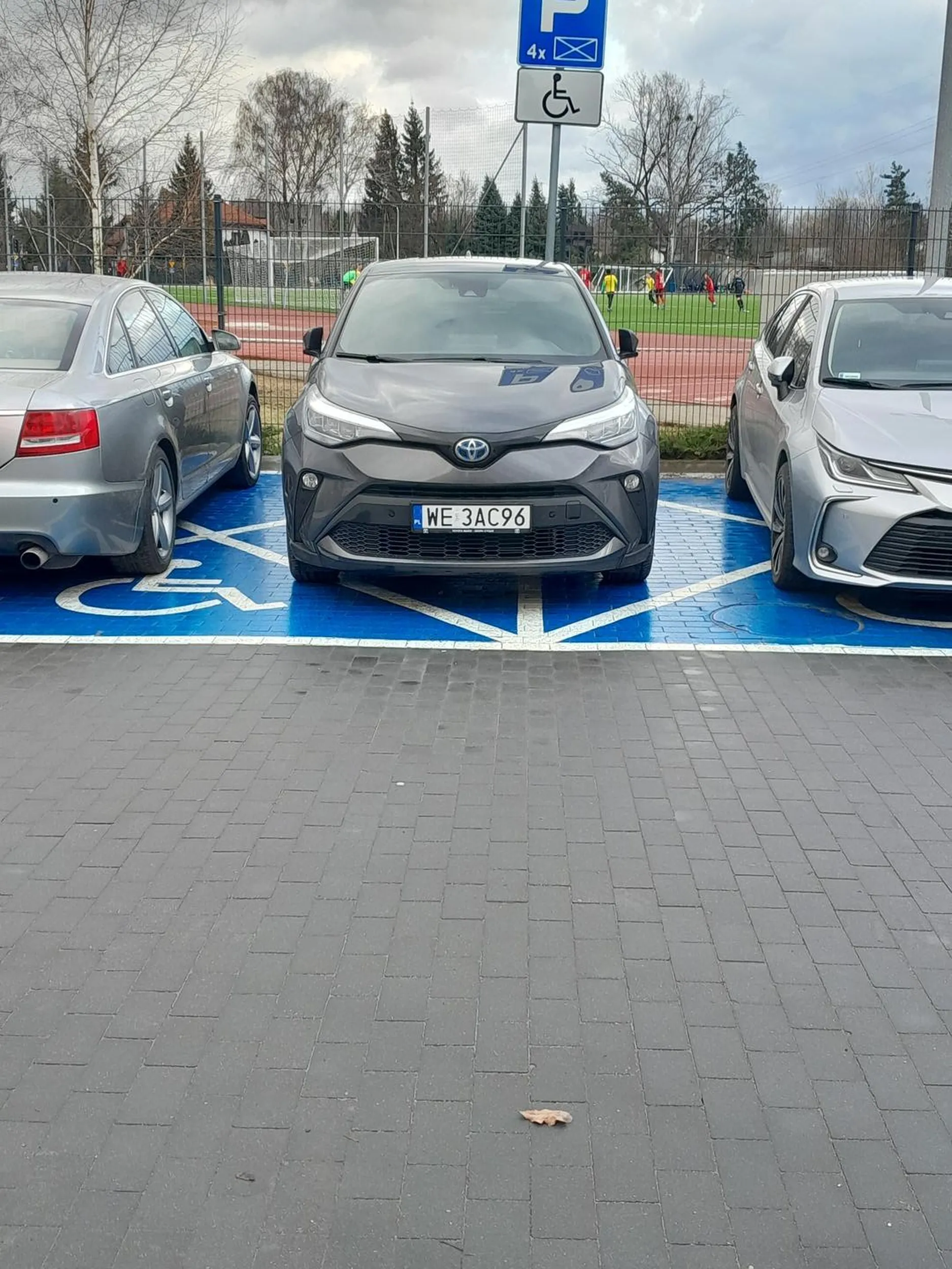 Kuereoca parkuje na miejscu inwalidy i nie ma karty inwalidów