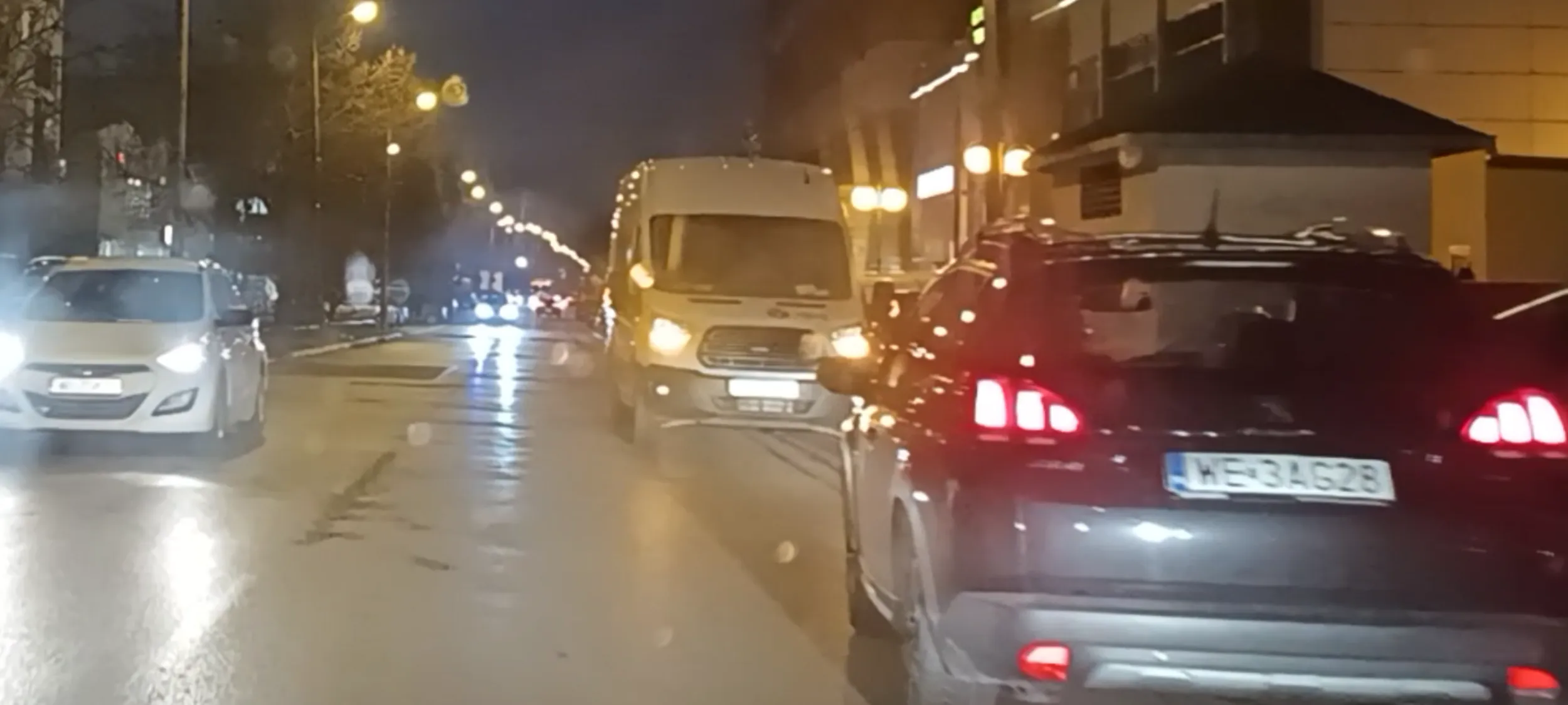 Parkowanie na ulicach i tamowanie ruchu. Kryminał się należy.