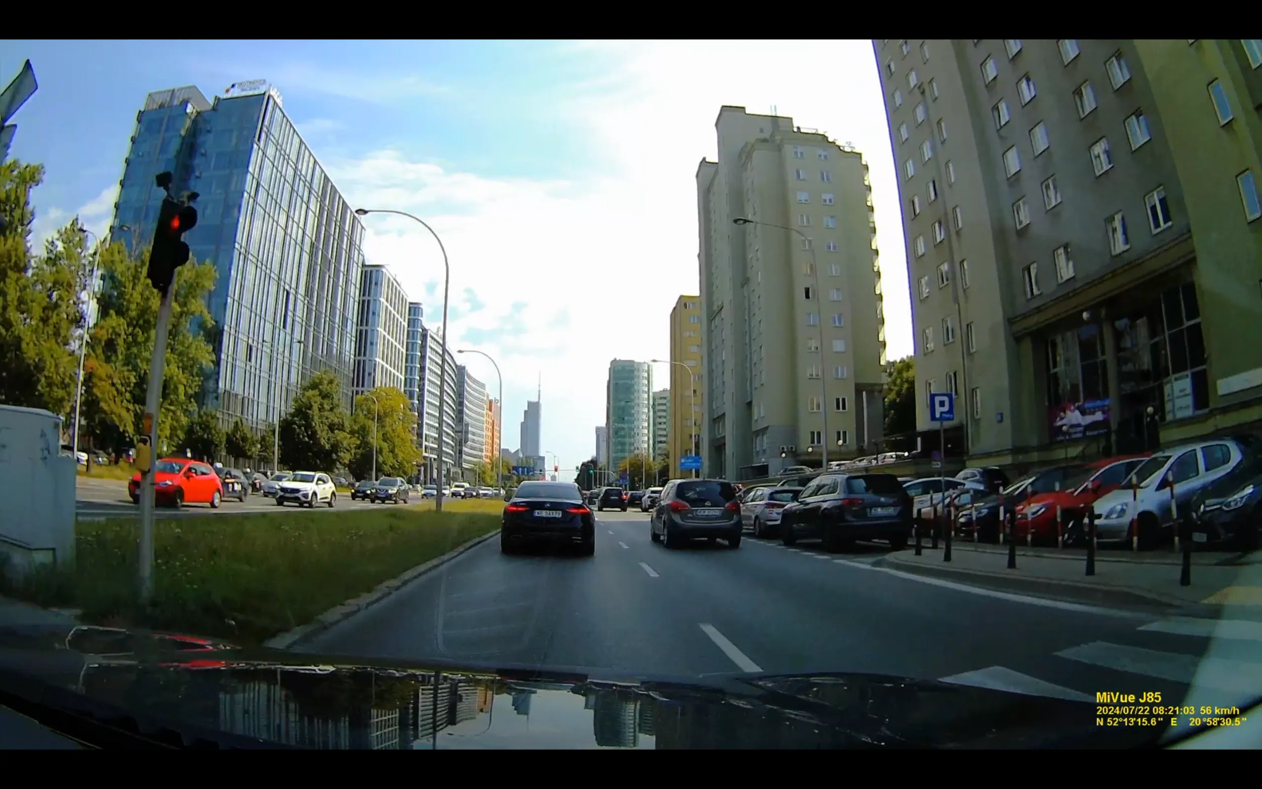 WE3AX79, samochód: MERCEDES-BENZ C KLASA [W 206] 21- Wymija i wyprzedza samochód, który zatrzymał się przed przejściem dla pieszych, przejeżdża po linii ciągłej - a wszystko to jeszcze na czerwonym świetle tuż przed pieszymi chcącymi wejść na pasy. Warszawa, ul. Niemcewicza, przed Grójecką.