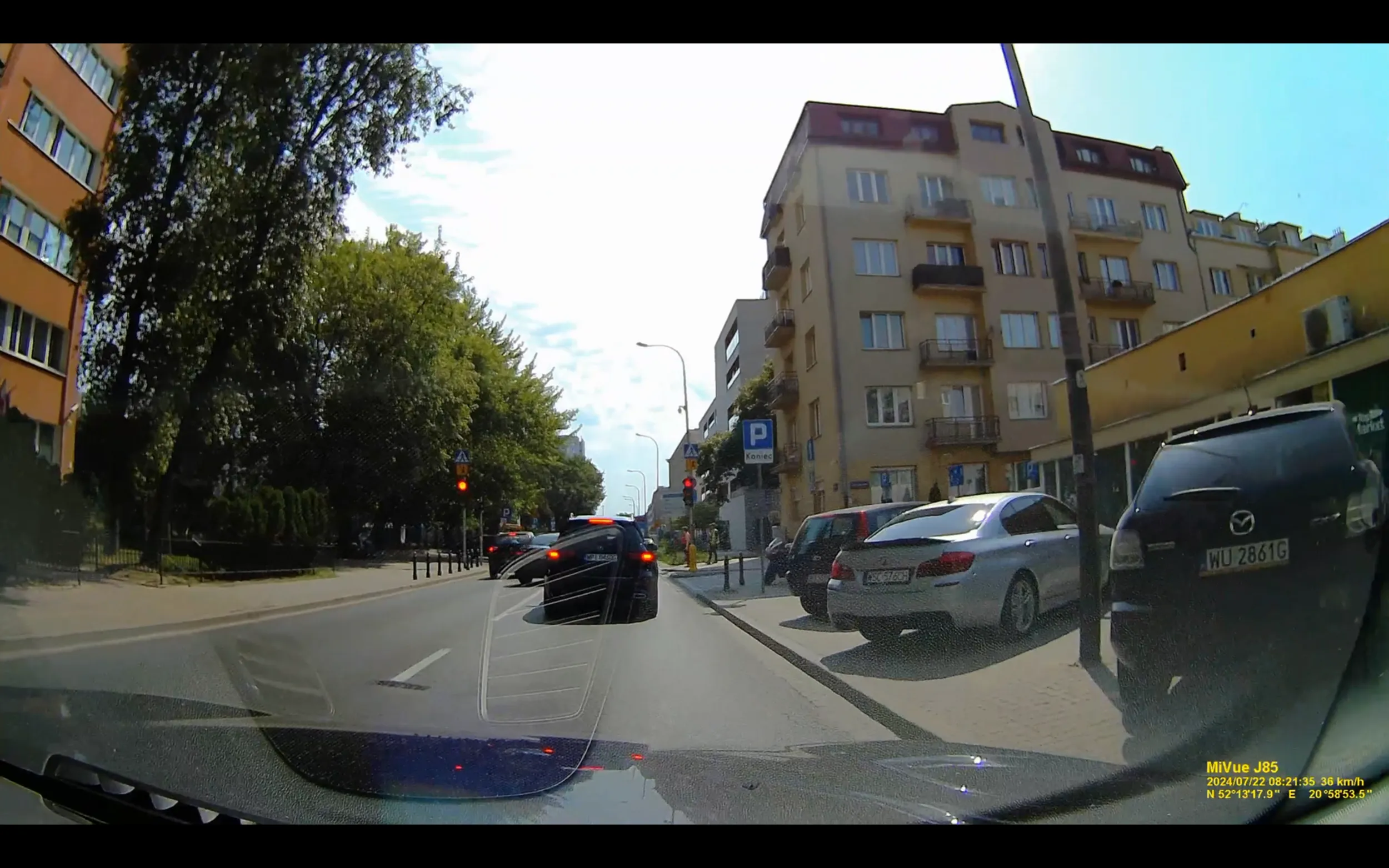 WE3AX79, samochód: MERCEDES-BENZ C KLASA [W 206] 21- Wymija i wyprzedza samochód, który zatrzymał się przed przejściem dla pieszych, przejeżdża po linii ciągłej - a wszystko to jeszcze na czerwonym świetle tuż przed pieszymi chcącymi wejść na pasy. Warszawa, ul. Niemcewicza, przed Grójecką.