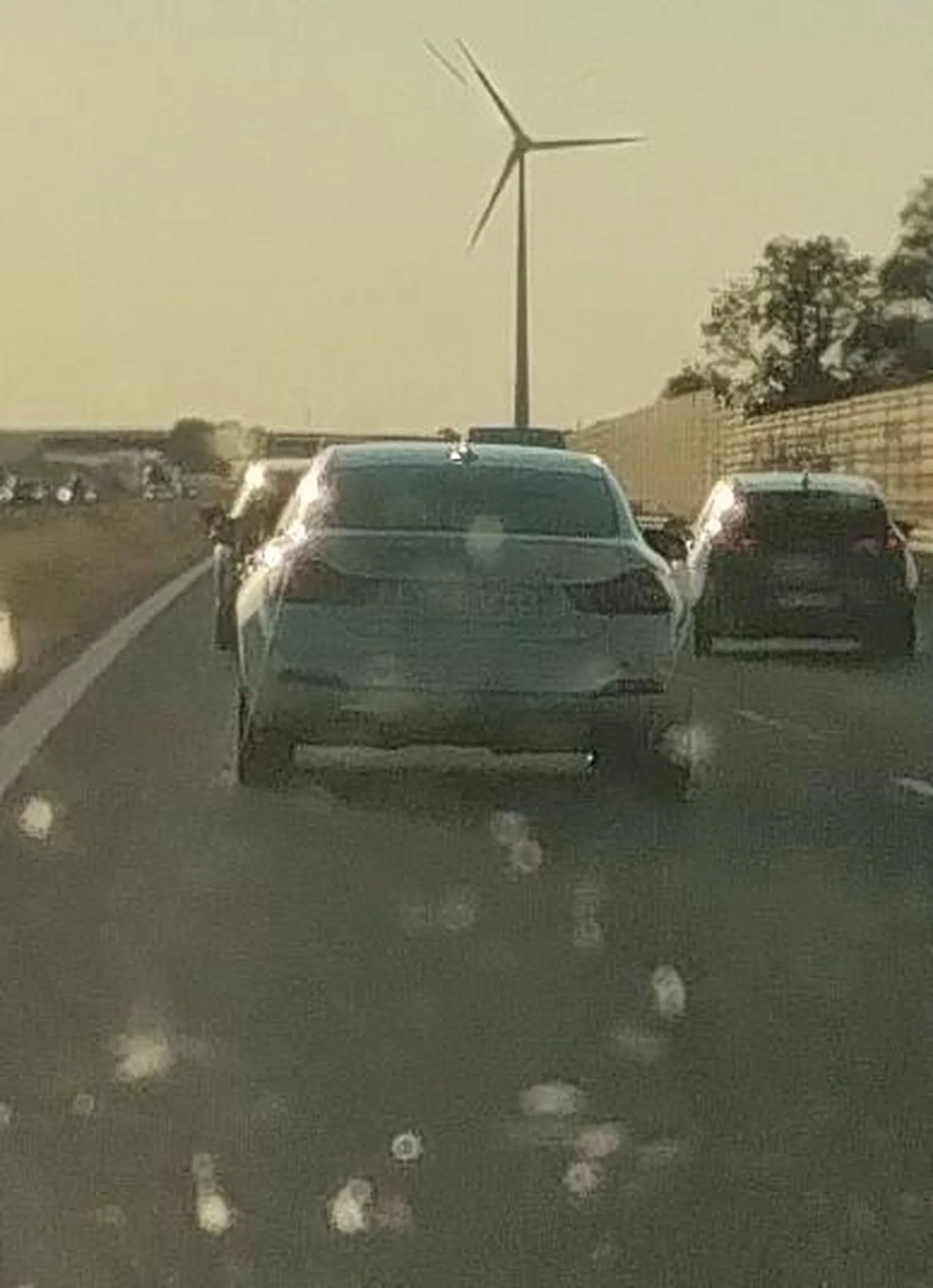 Psychopata z BMW pogania długimi przy 170 na autostradzie