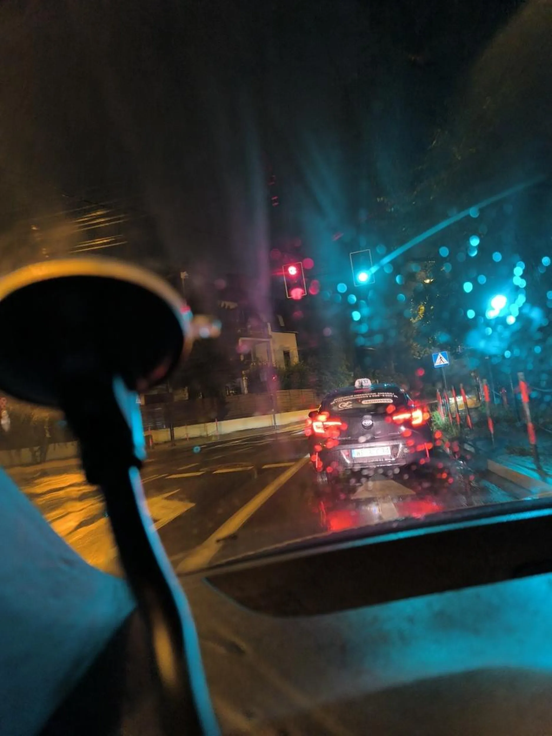 Kierowca wyprzedza na linii podwójnej ciągłej