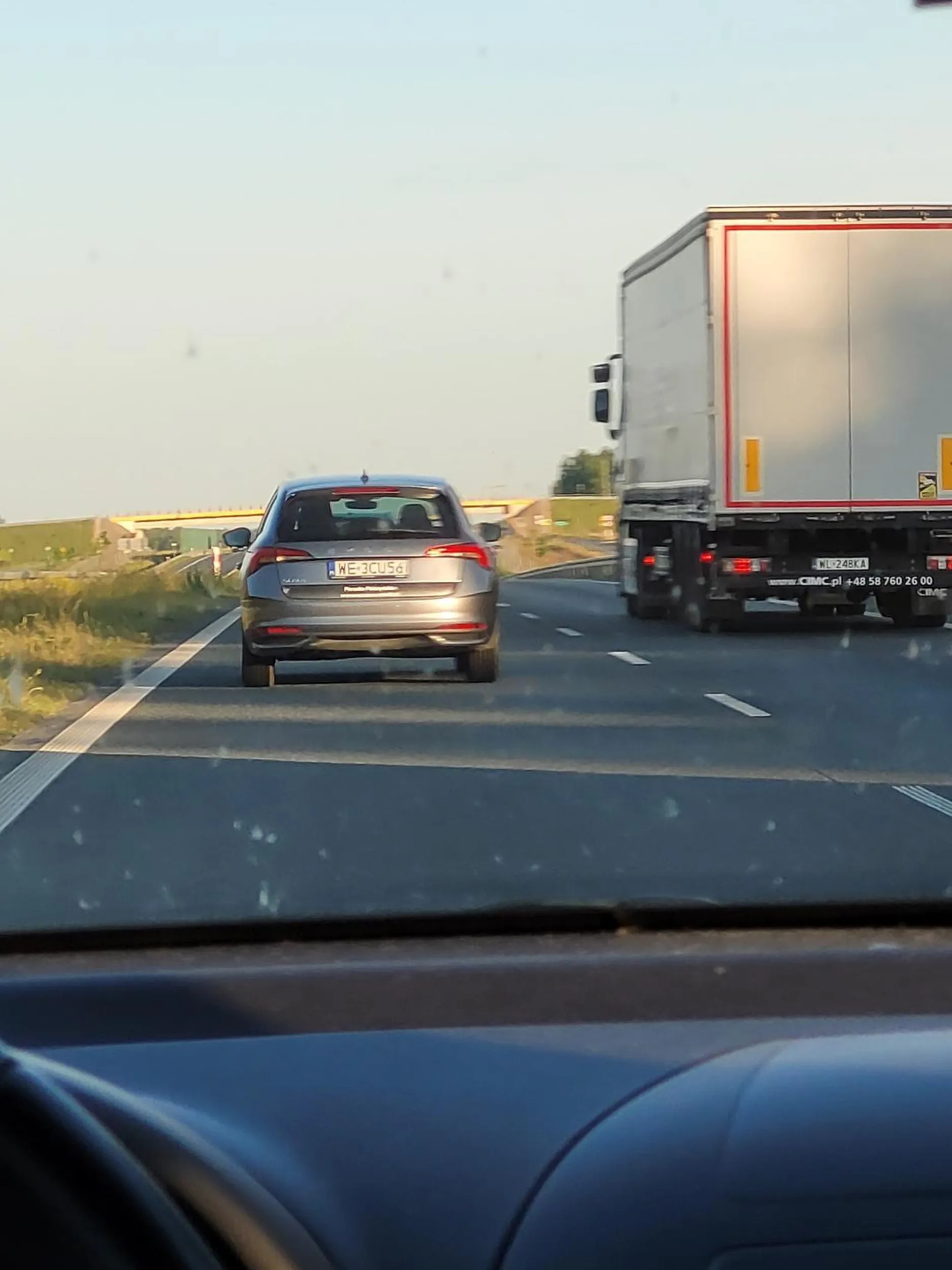 Wyprzedza lewym pasem, najeżdża na zderzak, zajeżdża drogę