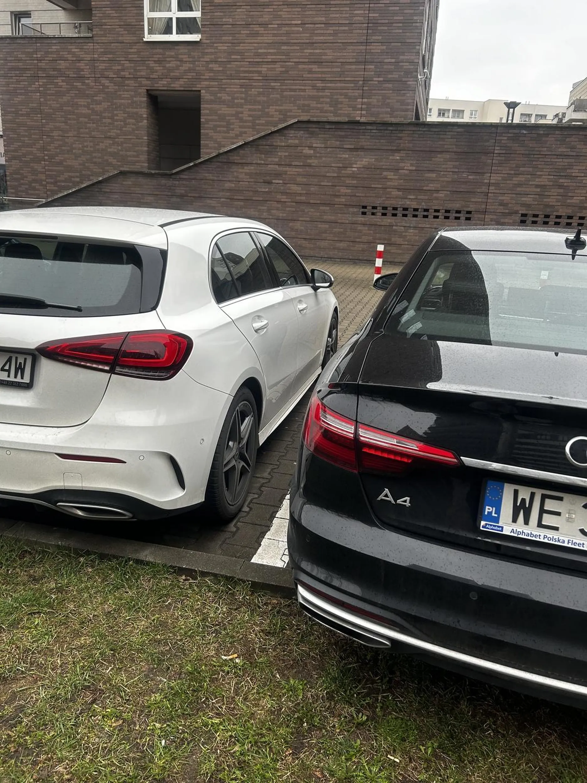 Pajac stanął tak po skosie, że tylne drzwi dało się otworzyć na szparę, trzeba było wyjeżdżać żeby móc zapakować dziecko do auta, po prawej stronie ledwo się zmieścił w liniach, zero umiejętności. Samochód niewielki a przerósł zdolności właściciela