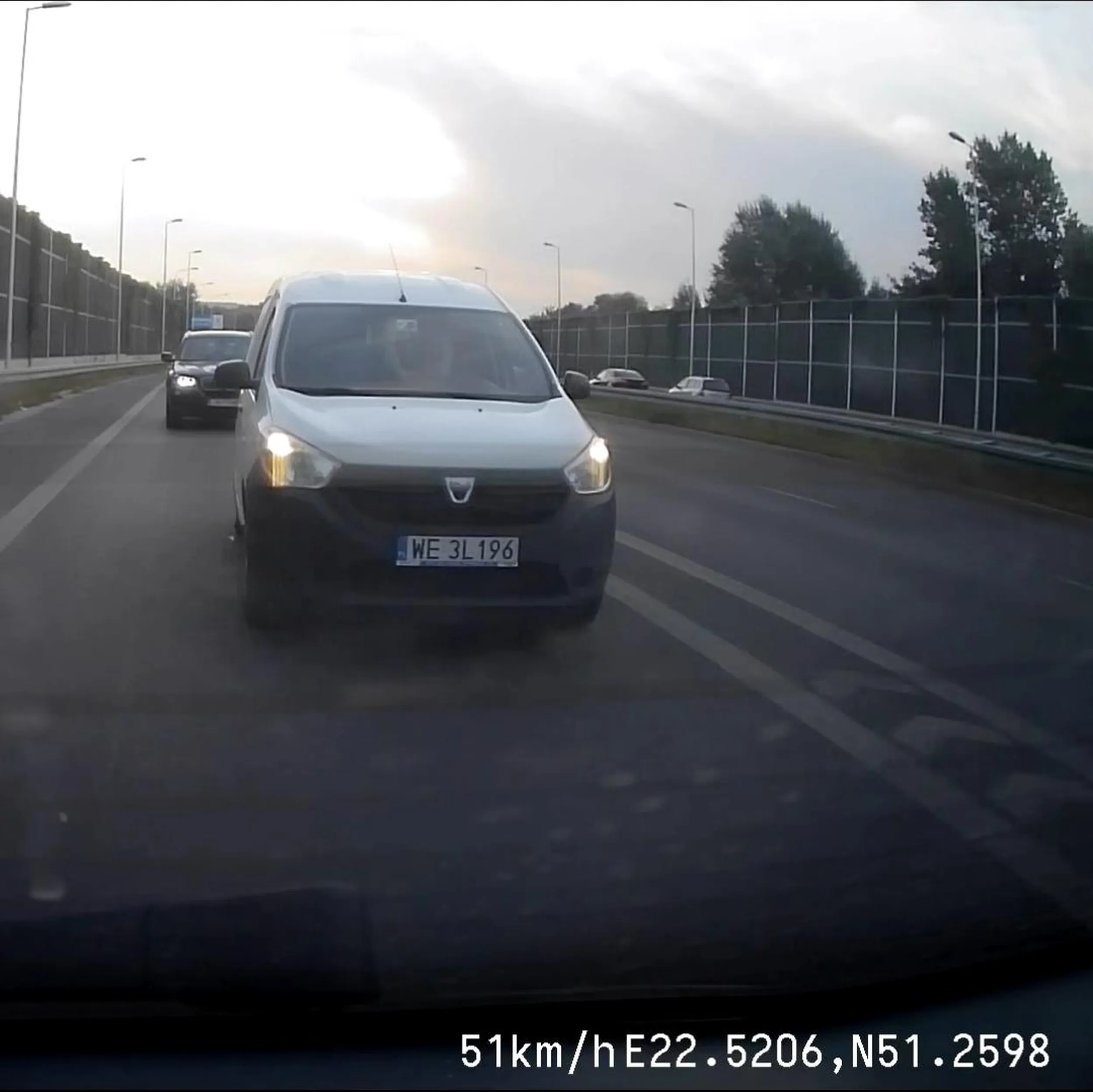 Patrząc po poprzednim wpisie typ się niczego nie nauczył. Nie jesteś królem drogi i nikt ci nie będzie uciekał zdrogi szczególnie jak ktoś jedzie prawidłowo to co zrobiłeś dziś tj 05.09.2024r. przed godz. 7 rano na al. Solidarności jest skrajnie niebezpieczne bo jak można nazwać zajezdzanie drogi i usiłowanie zepchnięcia kogoś na bariery. Poniżej zdjecia, a nagranie z kamery z samochodu na twoje nieszczęście z przodu i tyłu trafi na policje, może oni cię czegoś nauczą.