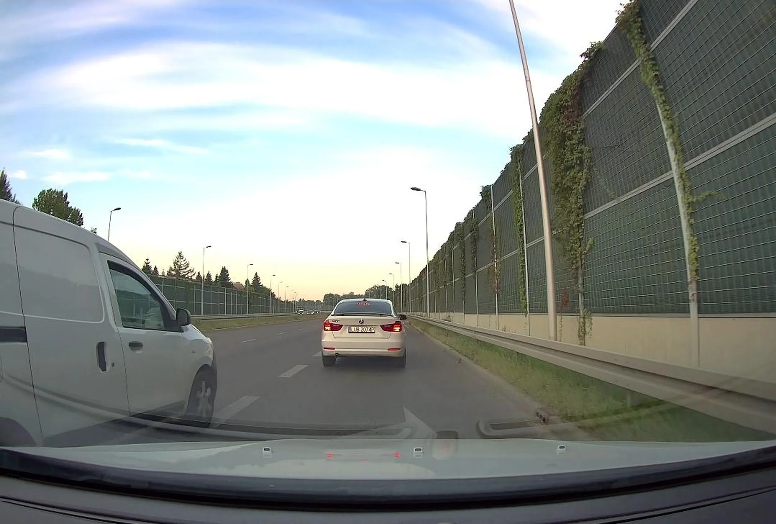 Patrząc po poprzednim wpisie typ się niczego nie nauczył. Nie jesteś królem drogi i nikt ci nie będzie uciekał zdrogi szczególnie jak ktoś jedzie prawidłowo to co zrobiłeś dziś tj 05.09.2024r. przed godz. 7 rano na al. Solidarności jest skrajnie niebezpieczne bo jak można nazwać zajezdzanie drogi i usiłowanie zepchnięcia kogoś na bariery. Poniżej zdjecia, a nagranie z kamery z samochodu na twoje nieszczęście z przodu i tyłu trafi na policje, może oni cię czegoś nauczą.