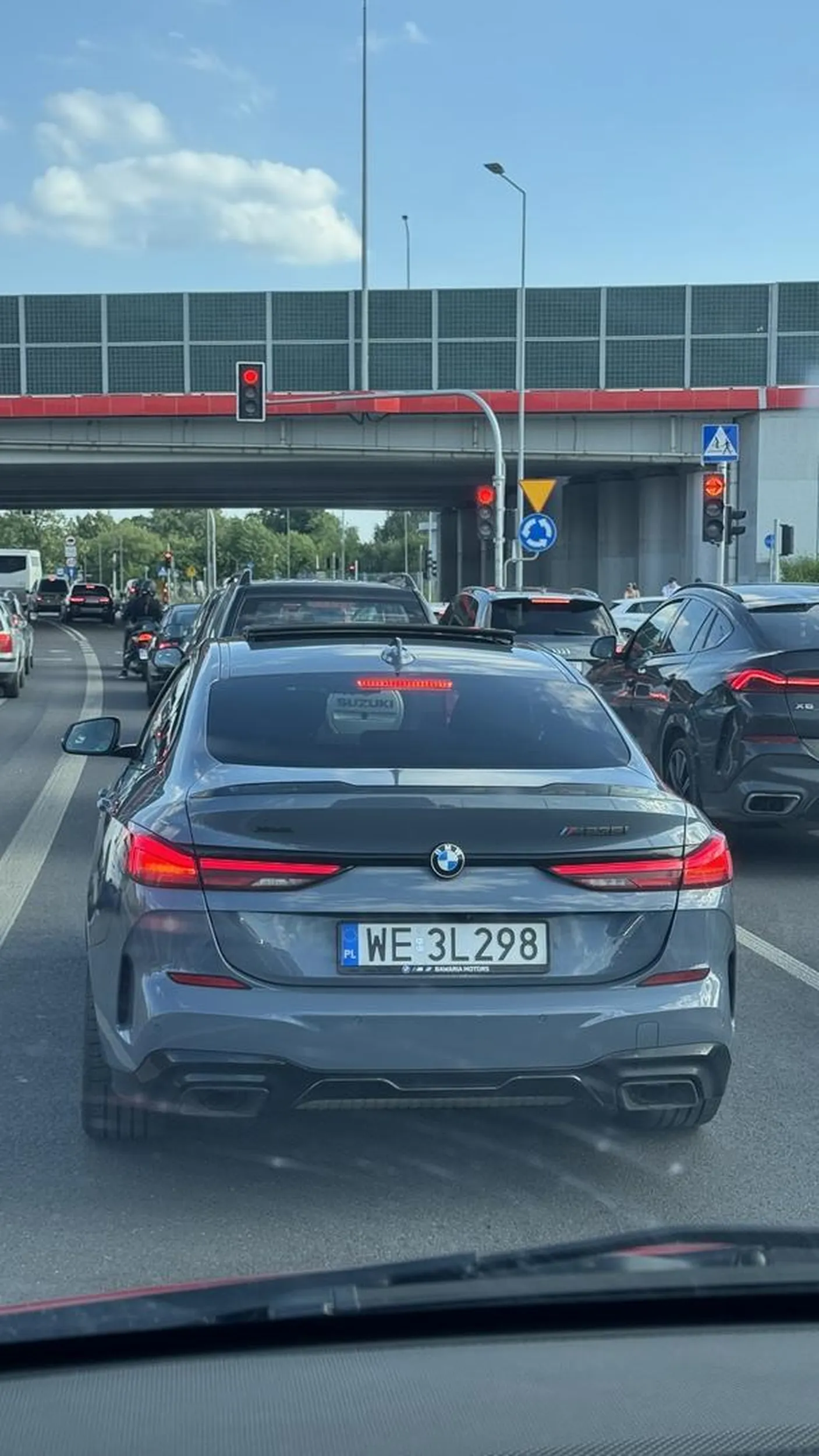 Tępa Dzido w BMW jak zostawiam sobie bezpieczny odstęp bo jadę z przyczepą to po to by mieć komfort hamowania a nie że zostawiam wnękę dla takiej dzidy jak ty- celowo z małej litery