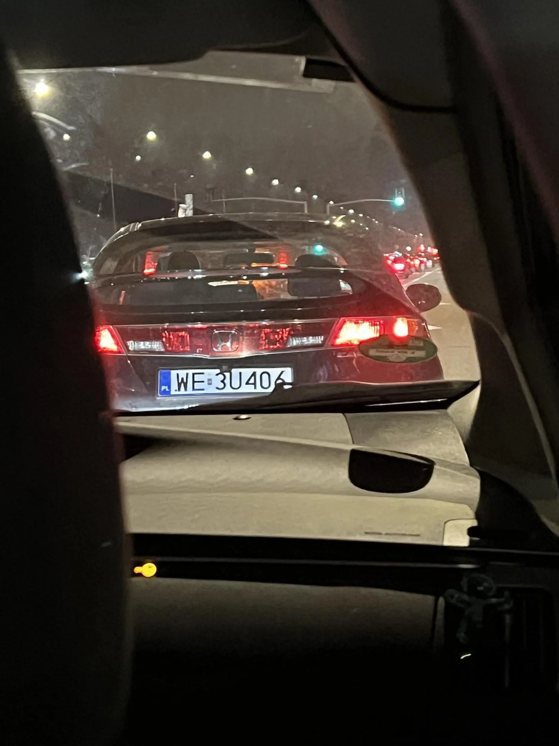 Gość se wjechał na buspas na cwaniaka a potem jak się przestraszył policji i chciał uciec na normalny to se po prostu stanął xD zablokował cały buspas i stoi zadowolony xD wrzucam zdjęcie. Może więcej osób się dowie jak cwaniaczysz.