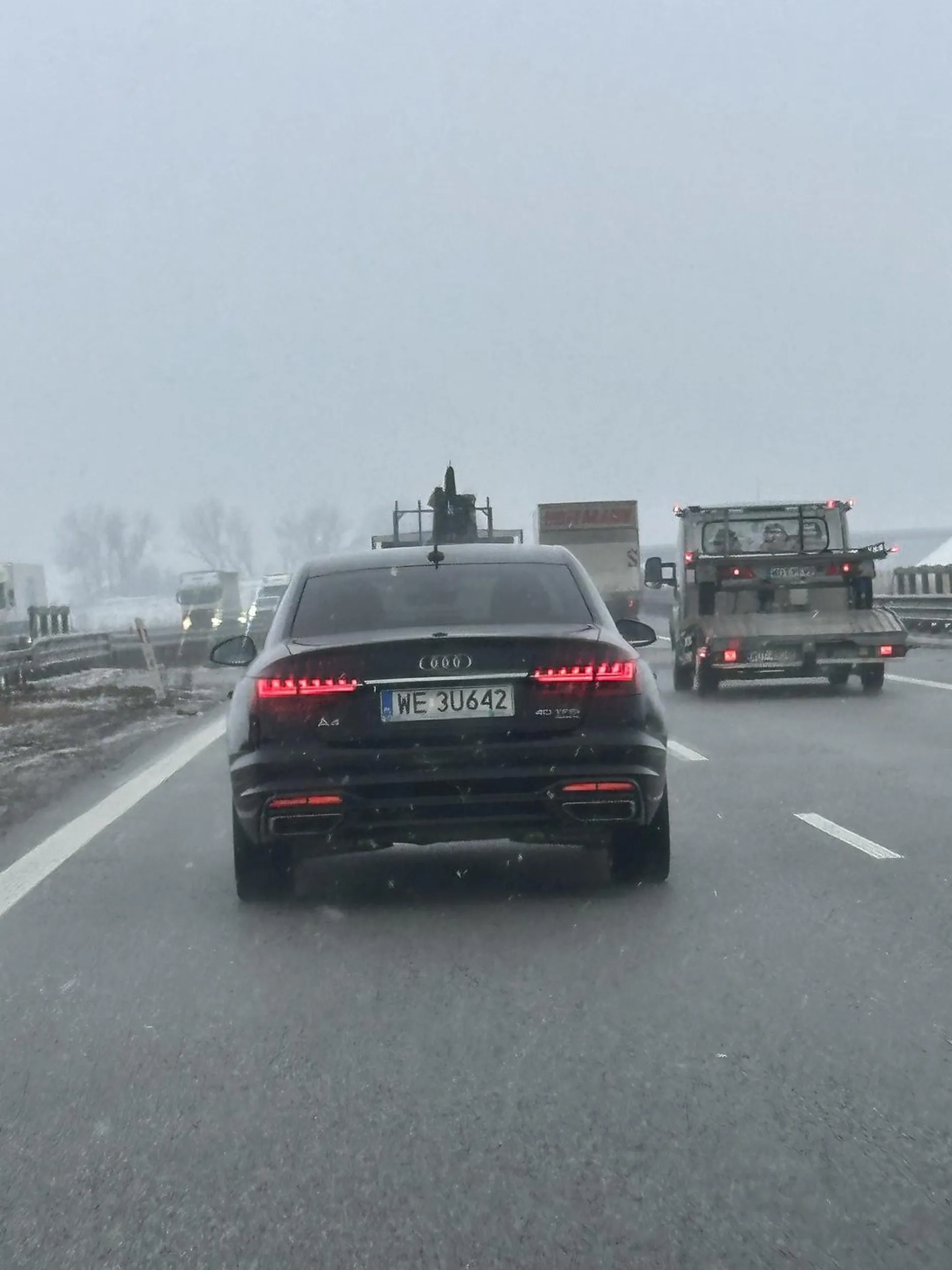 Typowy śmieć autostradowy z cipką ukrywający sie w skórze chłopca