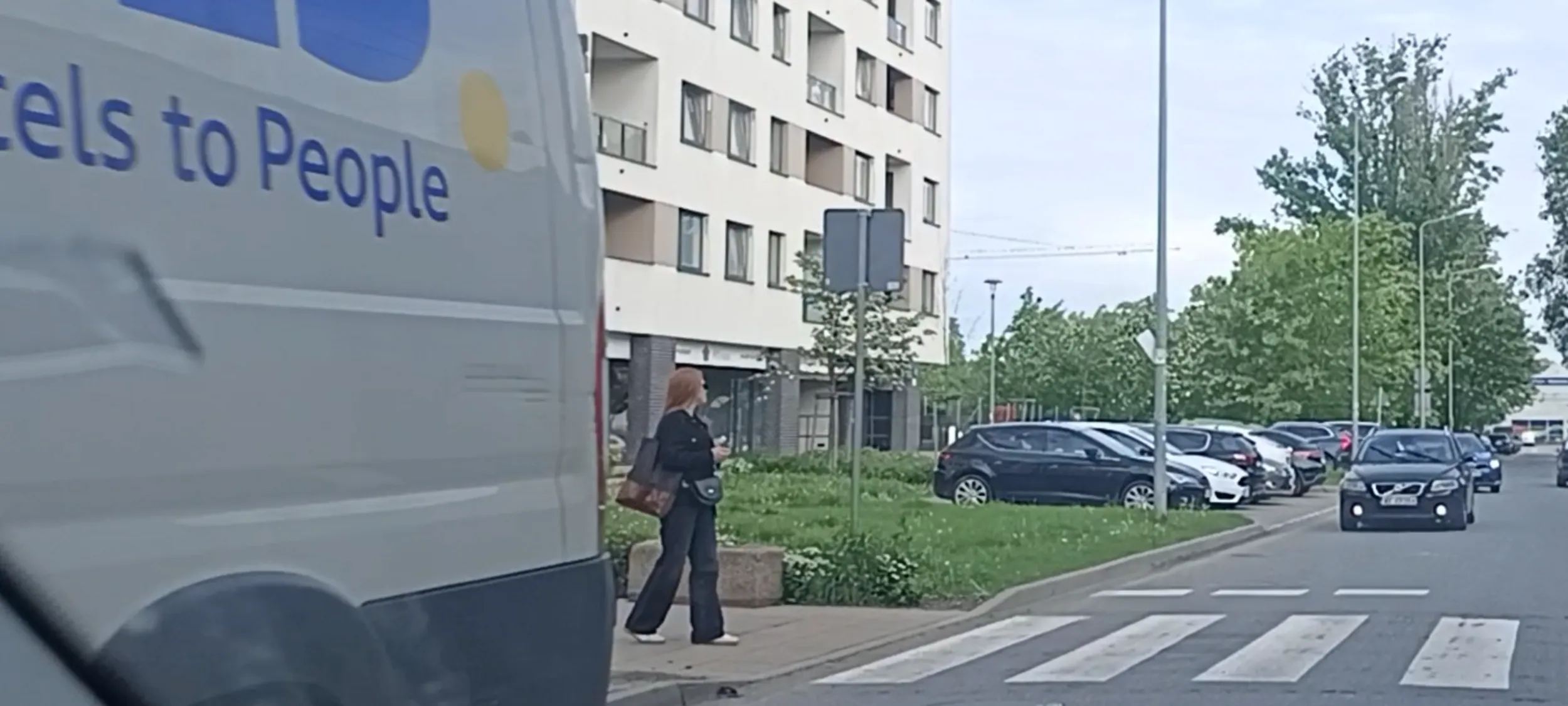 Prostak z GLS zaparkował wraka GLS przed samym przejściem dla pieszych i nie widać dziecka czekającego na możliwość przejścia