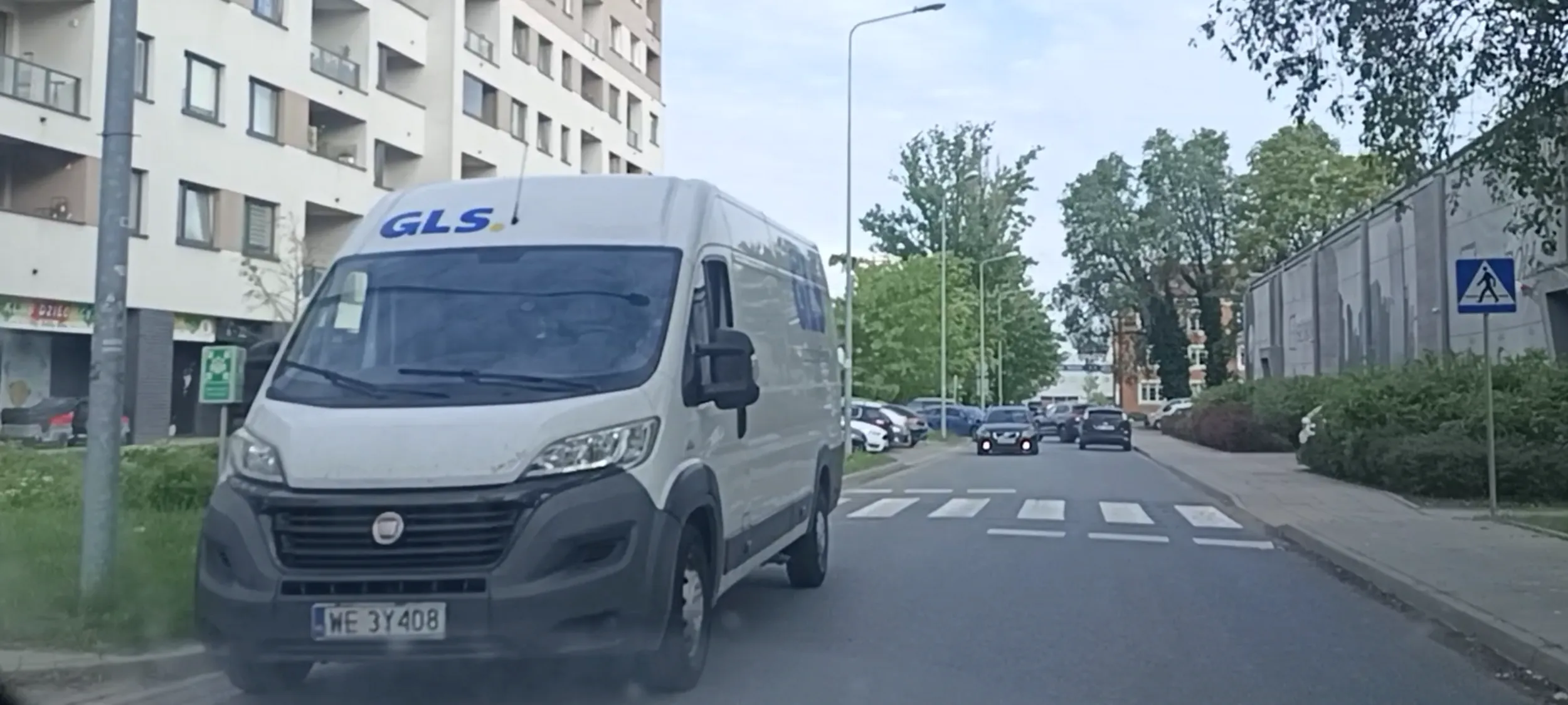 Prostak z GLS zaparkował wraka GLS przed samym przejściem dla pieszych i nie widać dziecka czekającego na możliwość przejścia