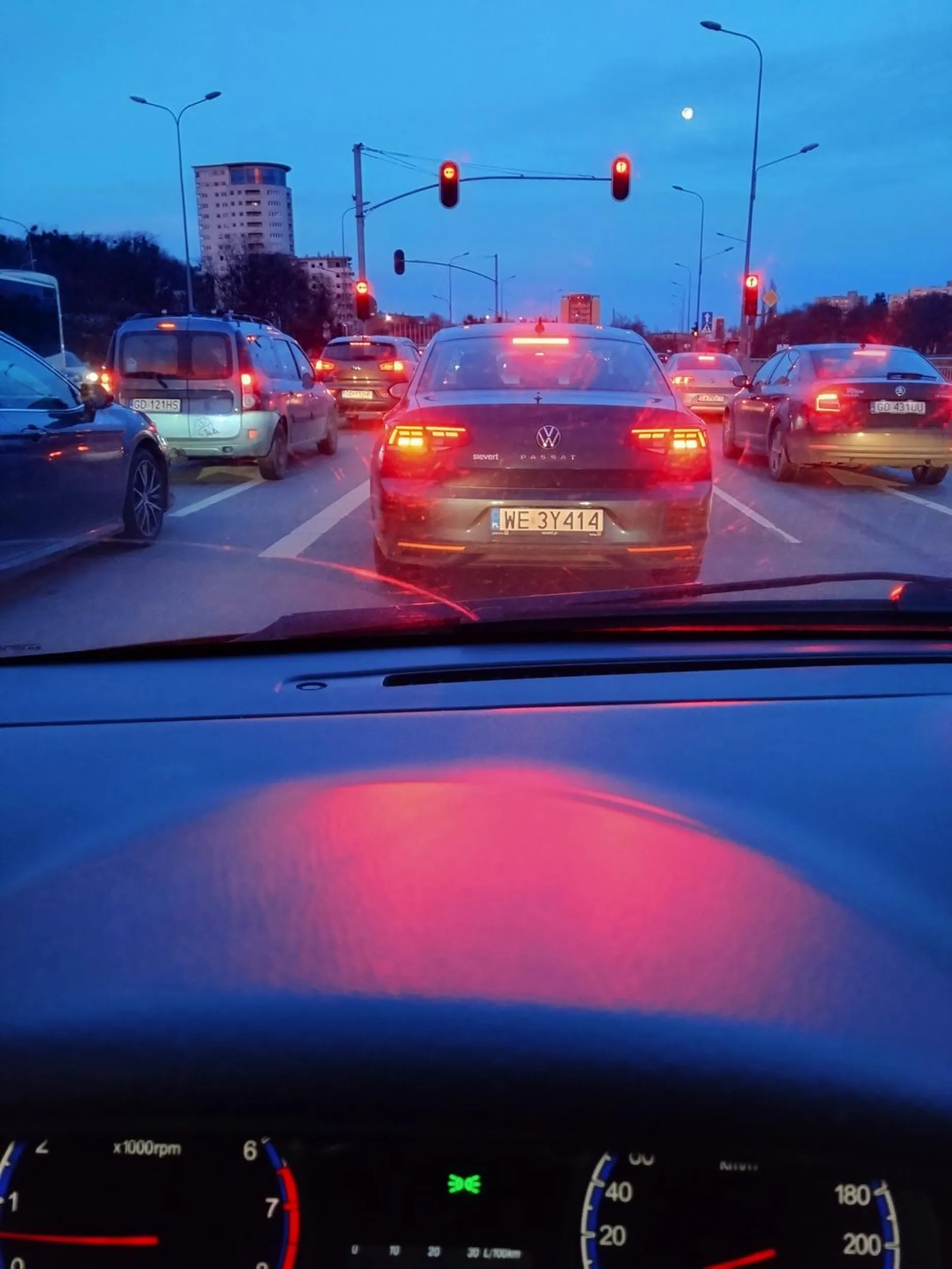 Kierowca zdecydowanie przekracza prędkość w terenie zabudowanym oraz wykonuje manewry utrudniające jazdę innym pojazdom.