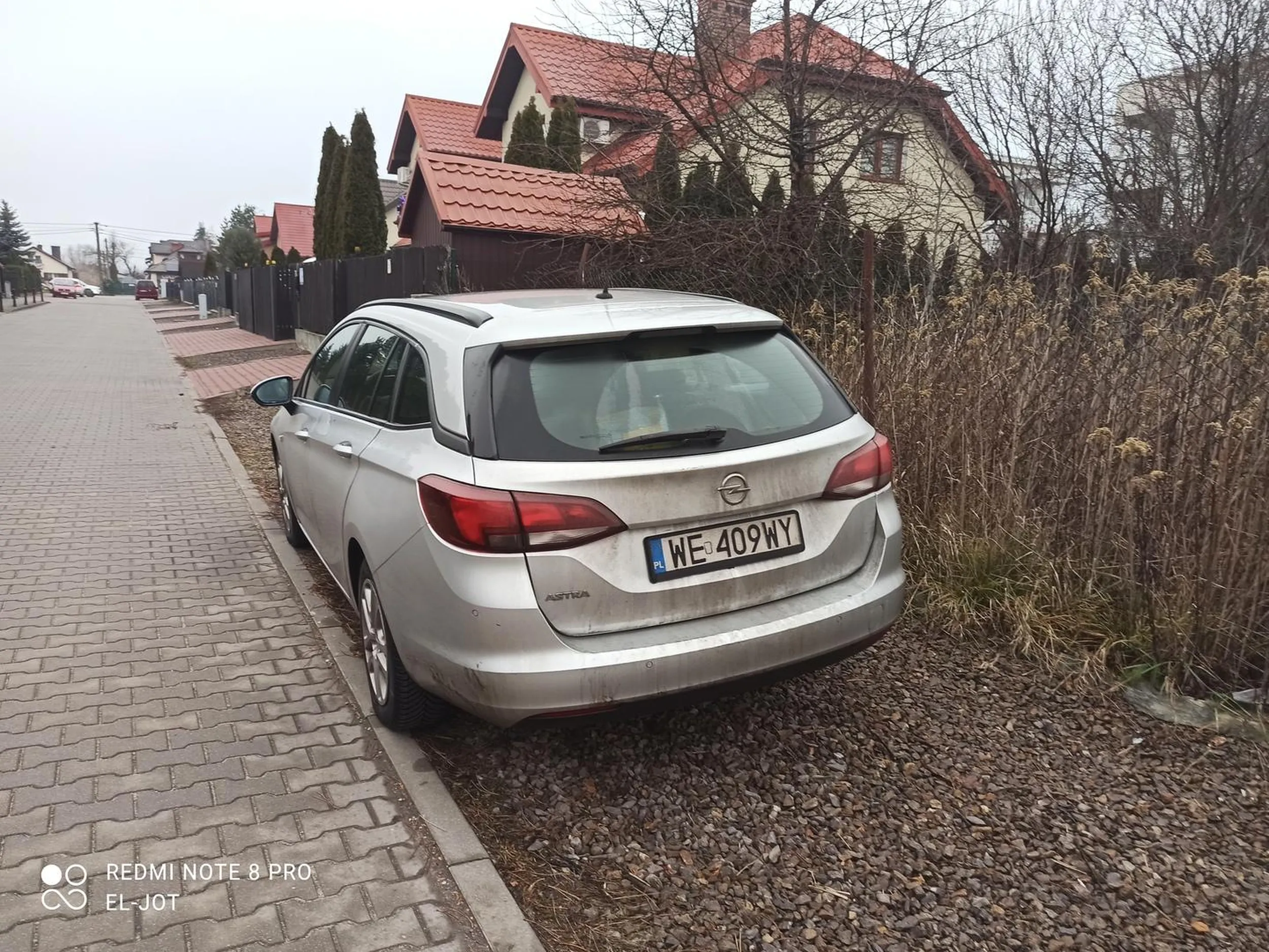 Kierujący wjechał na prywatną działkę (nie będąc mieszkańcem lub gościem mieszkańca), oznakowaną drogę wewnętrzną i zaparkował na rowie chłonnym