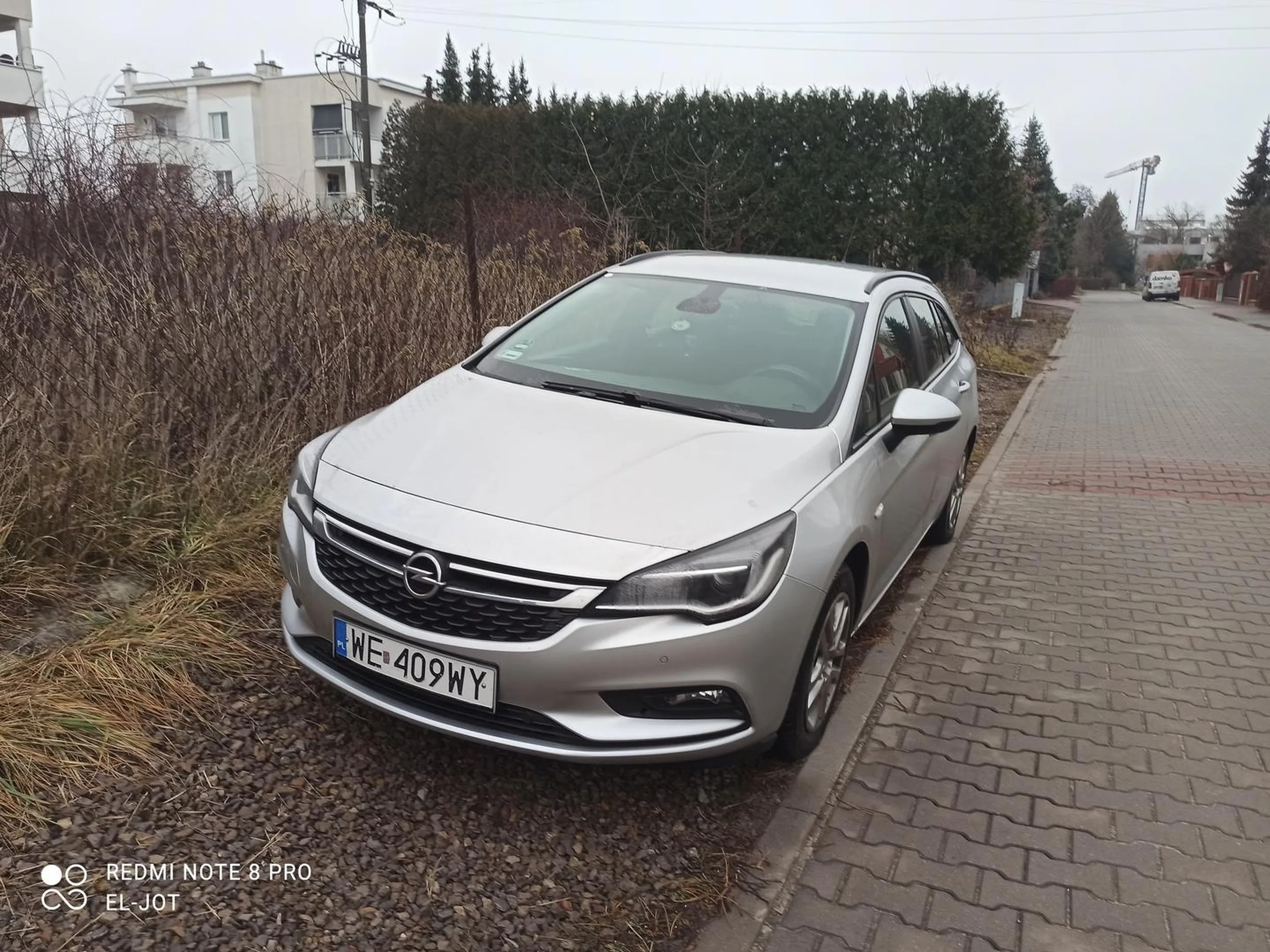 Kierujący wjechał na prywatną działkę (nie będąc mieszkańcem lub gościem mieszkańca), oznakowaną drogę wewnętrzną i zaparkował na rowie chłonnym