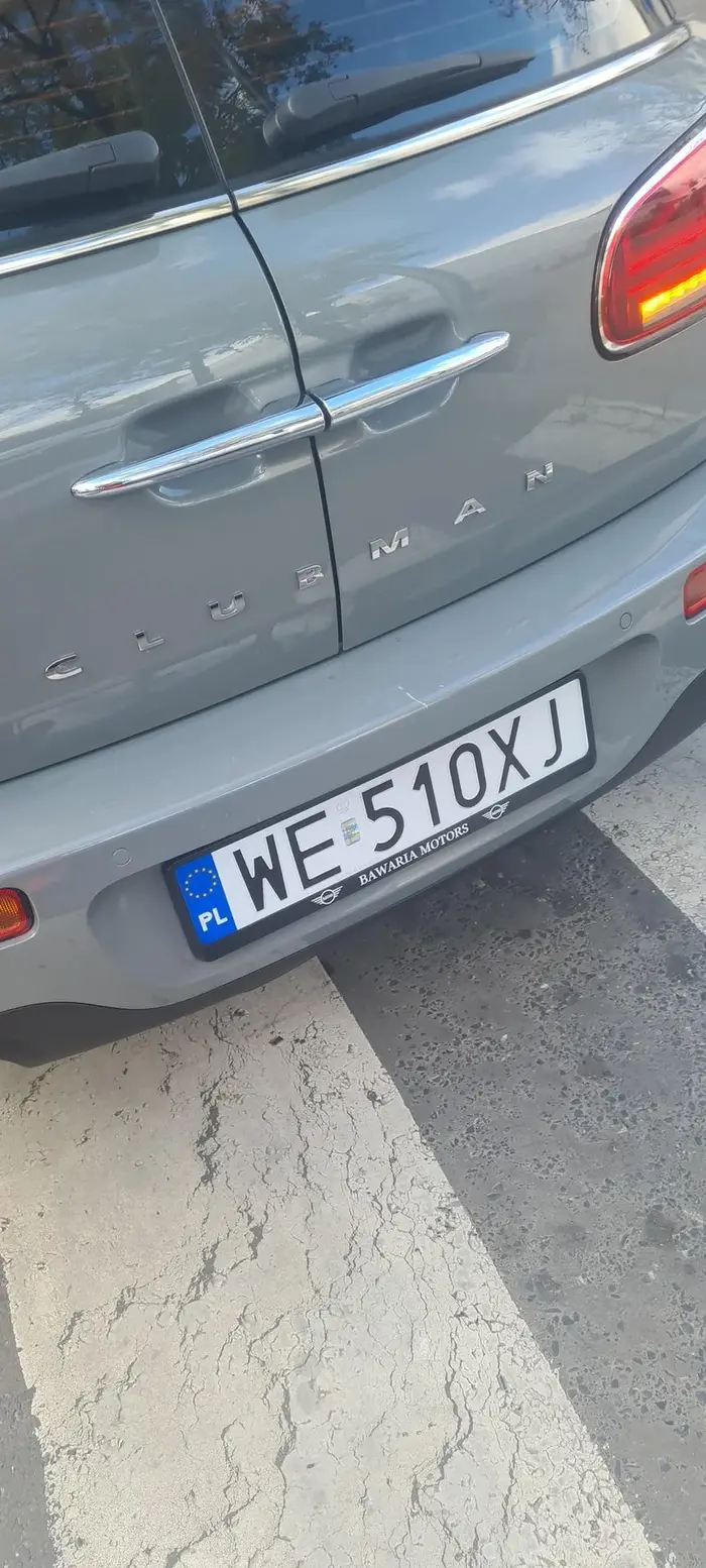 Kierowca skończony Baran pogania auto na przejściu dla pieszych przy Szkole
