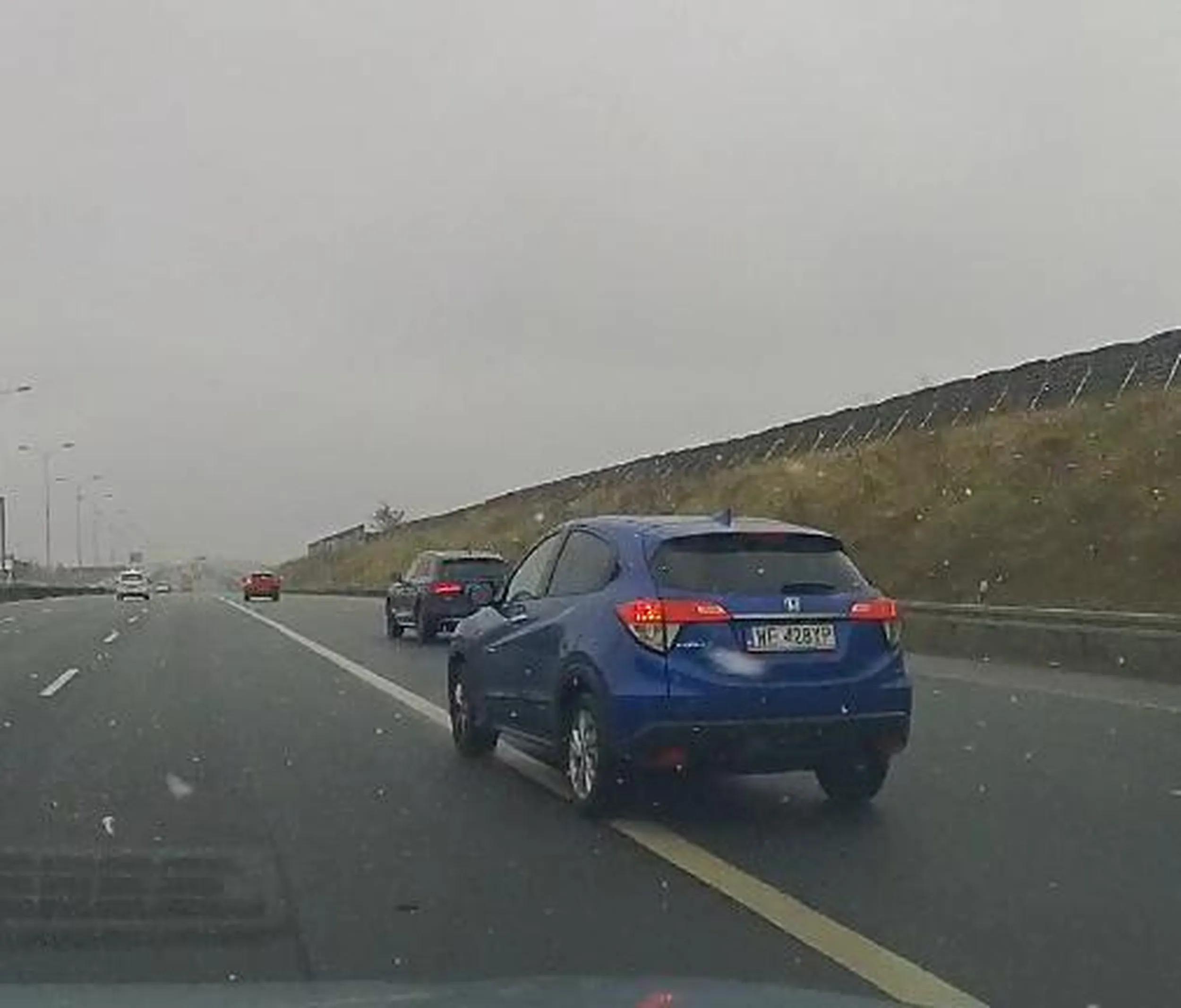 Blokuje dwa pasy, bawi się w szeryfów, a jak ktoś ją mija to zaczyna machać rękami