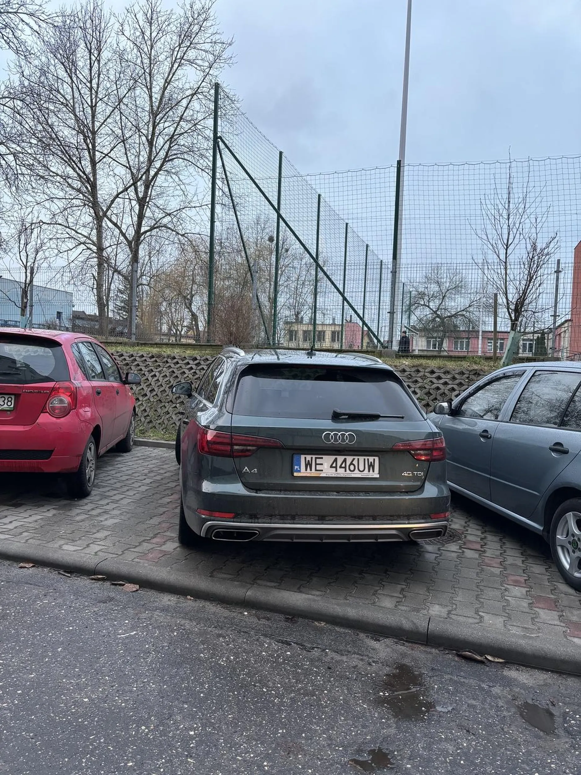 Buc który nie potrafi stawać równo samochodem i burzy się że ktoś dotyka jego samochodu drzwiami.