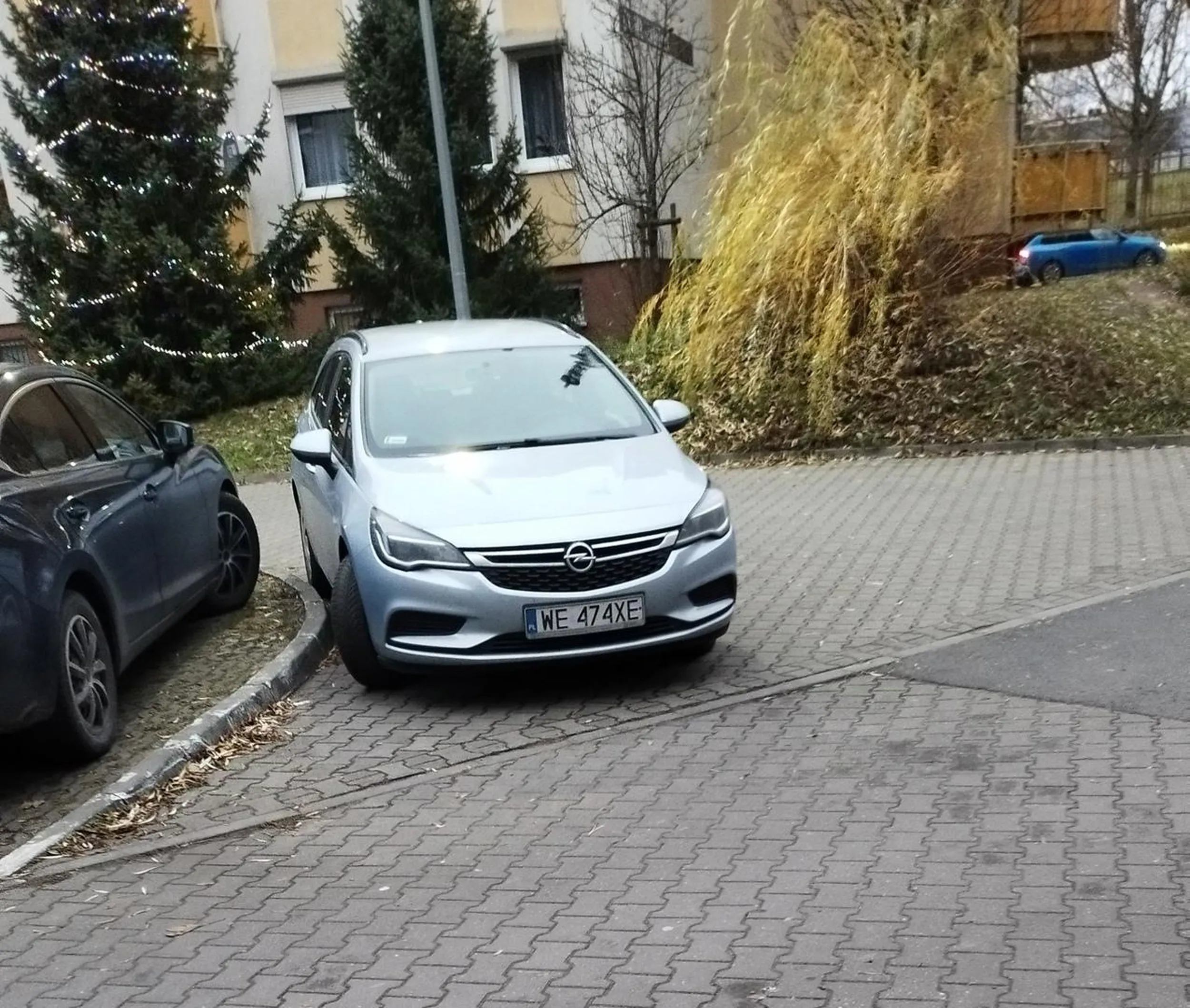 Dla niektorych zaparkowanie w wyznaczonym miejscu jest zbyt wysokim wysilkiem intelektualnym, woli blokowac przejazd innym.