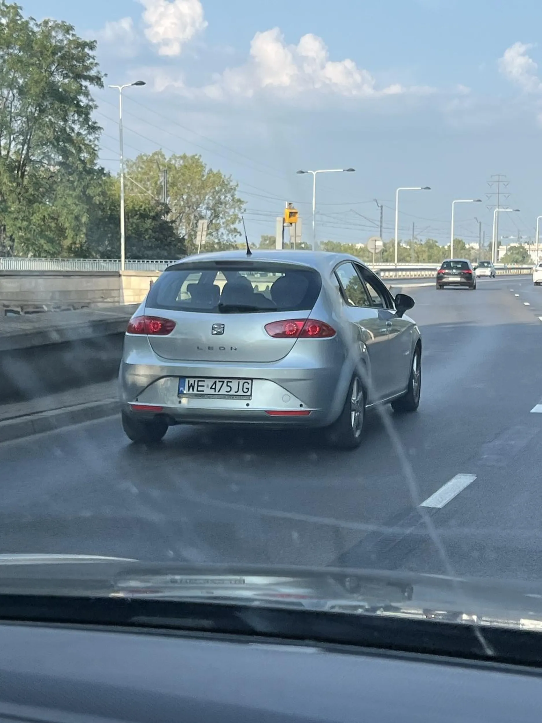 Jechaliśmy za nim bezpodstawnie trąbił po czym pokazał do nas środkowy palec w lusterku (nie wiadomo czemu), następnie podczas próby wyjaśnienia o co chodzi, otwiera szybę i nagrywa, nic nie wyjaśniając jaka jest jego inwencja twórcza takiego zachowania.