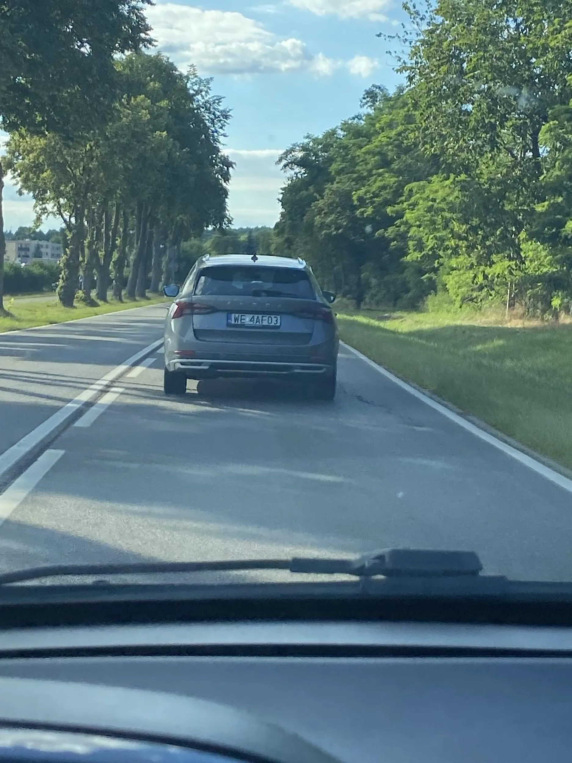 Wymusza pierwszeństwo na rondzie, hamuje przed zderzakiem w celu wyłudzenia odszkodowania