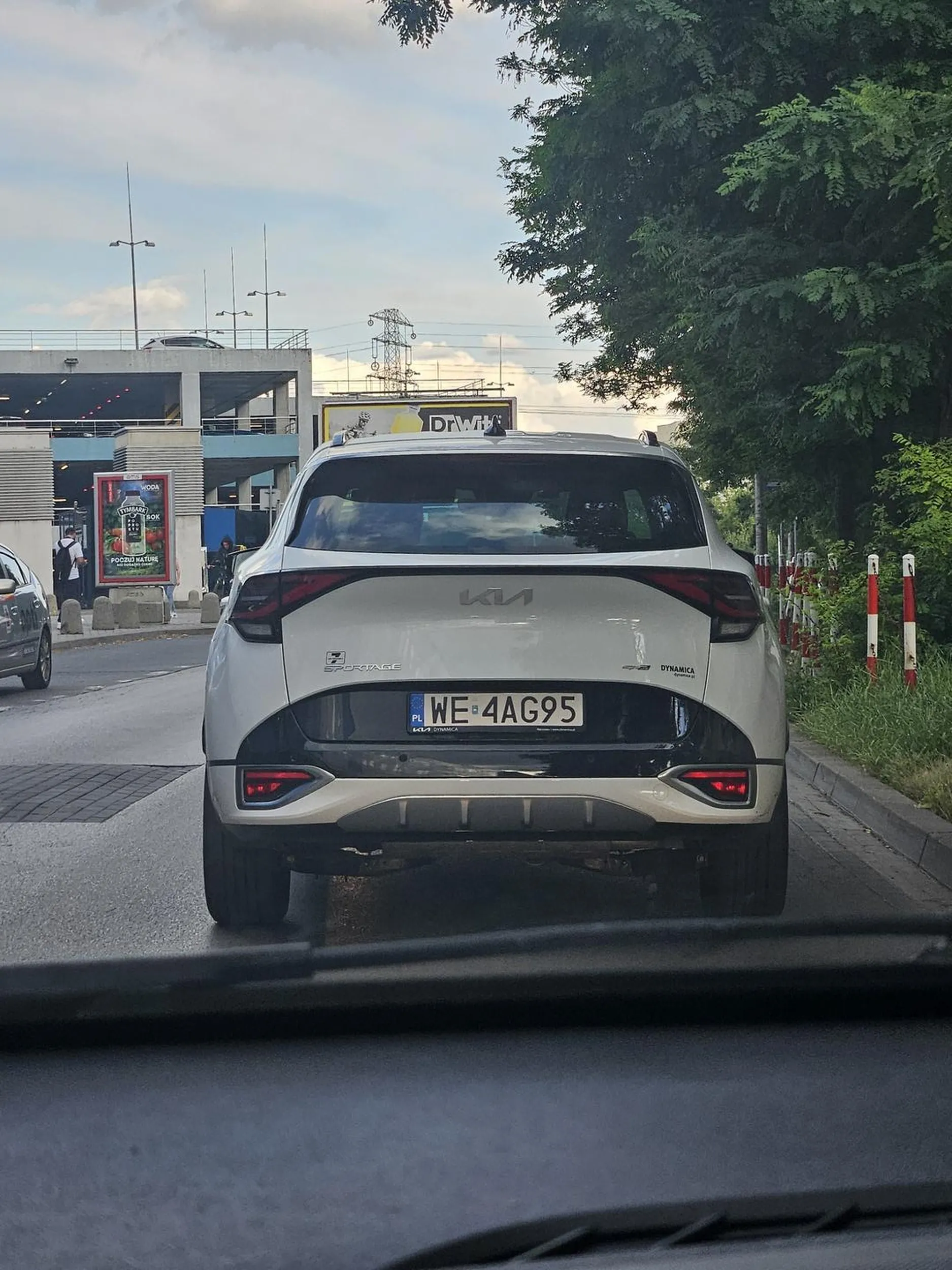 Uwaga na "blondynke". Babka wyjeżdża z podporządkowanej i nie przeprasza nawet, zajeżdża drogę jak profesjonalista!!