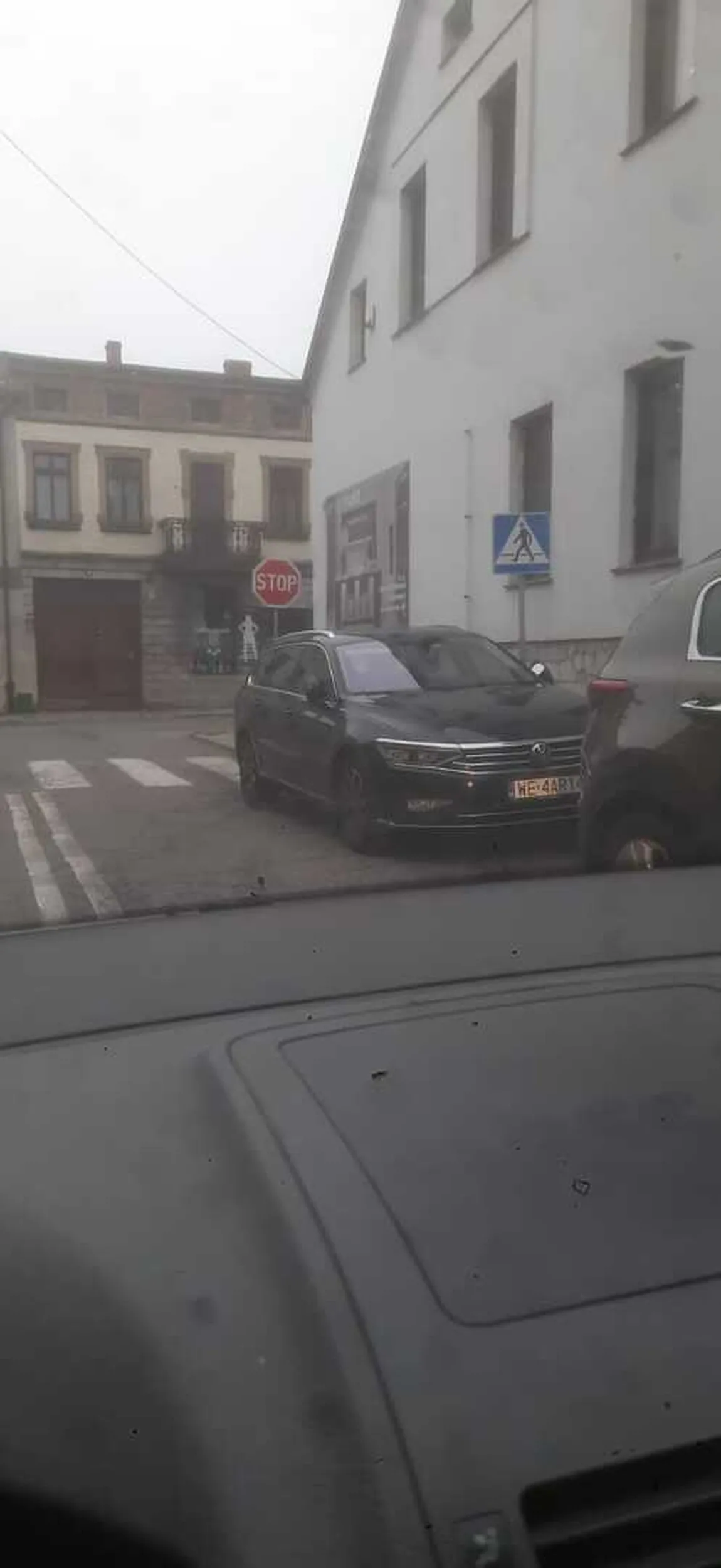 Prawko z chipsów, slaby kierowca  w parkowaniu - tablice pewnie leasing.