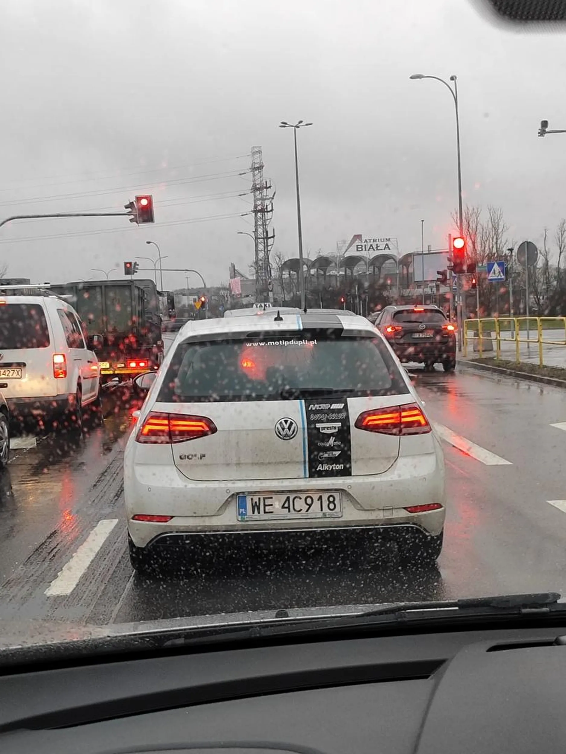 Wpieprza się na siłę na prawy pas przrd skrzyżowaniem