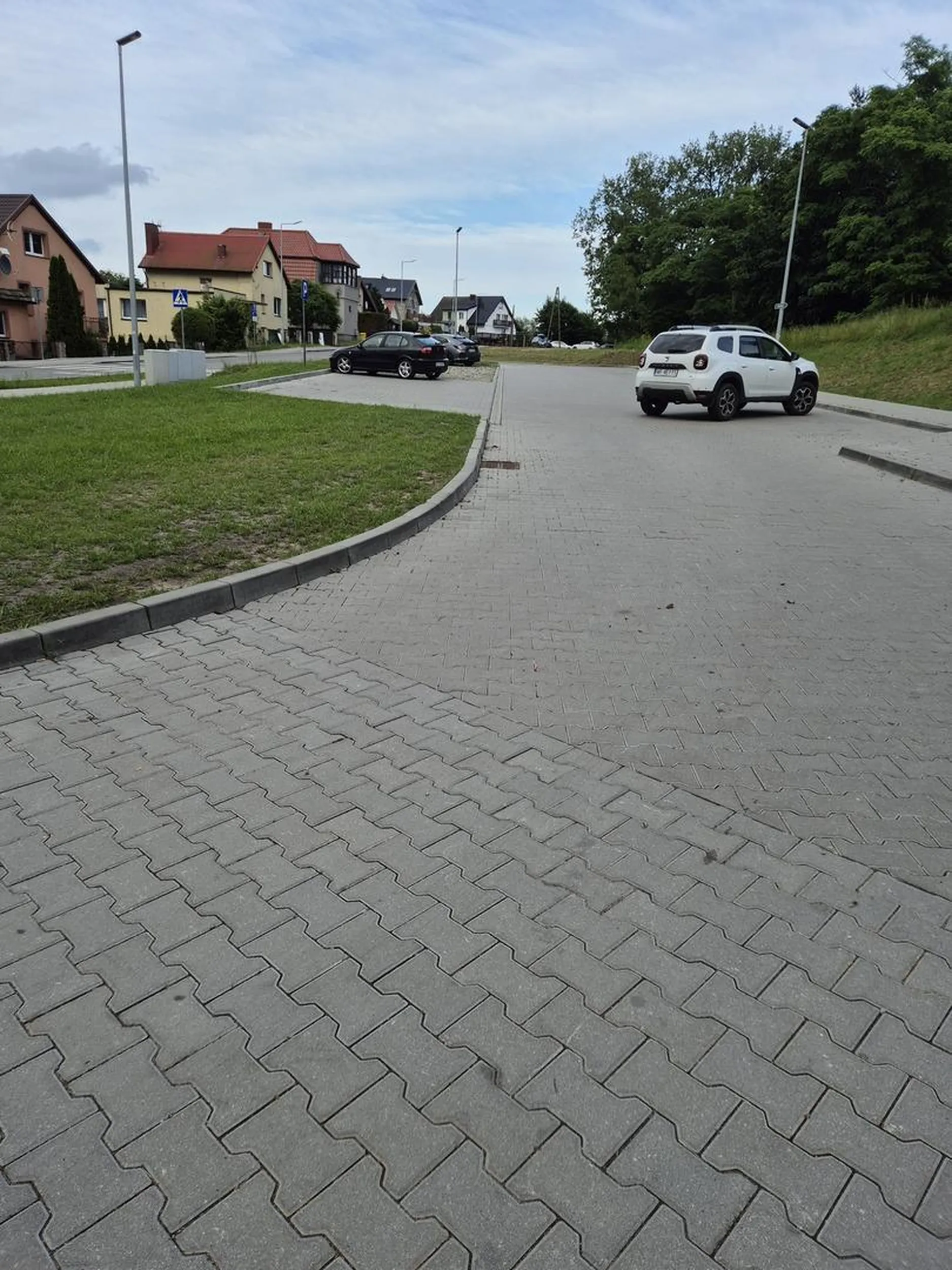 Zajebiscie se zaparkowałeś, przypominam że nie jesteśmy w warszawce i parkuje się na 1 miejscu parkingowym a nie na środku wjazdu tfuu