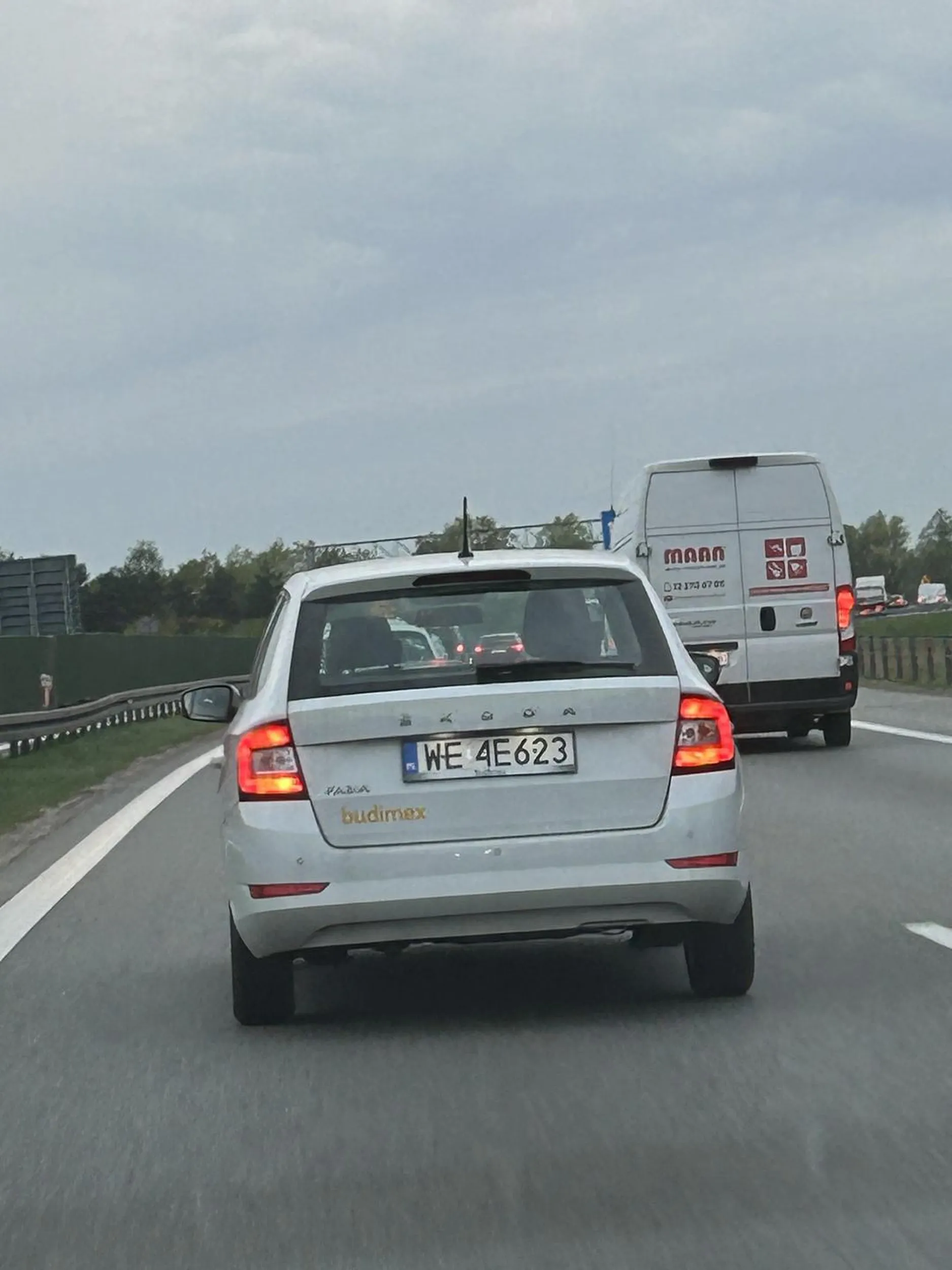 Zabójca Zajeżdża drogę przy ciągłym ruchu o 6 rano na a4 . Wyprzedza prawym pasem i wpycha się przed samochody pomimo małych odstępów przed poprzedzającym samochodem .