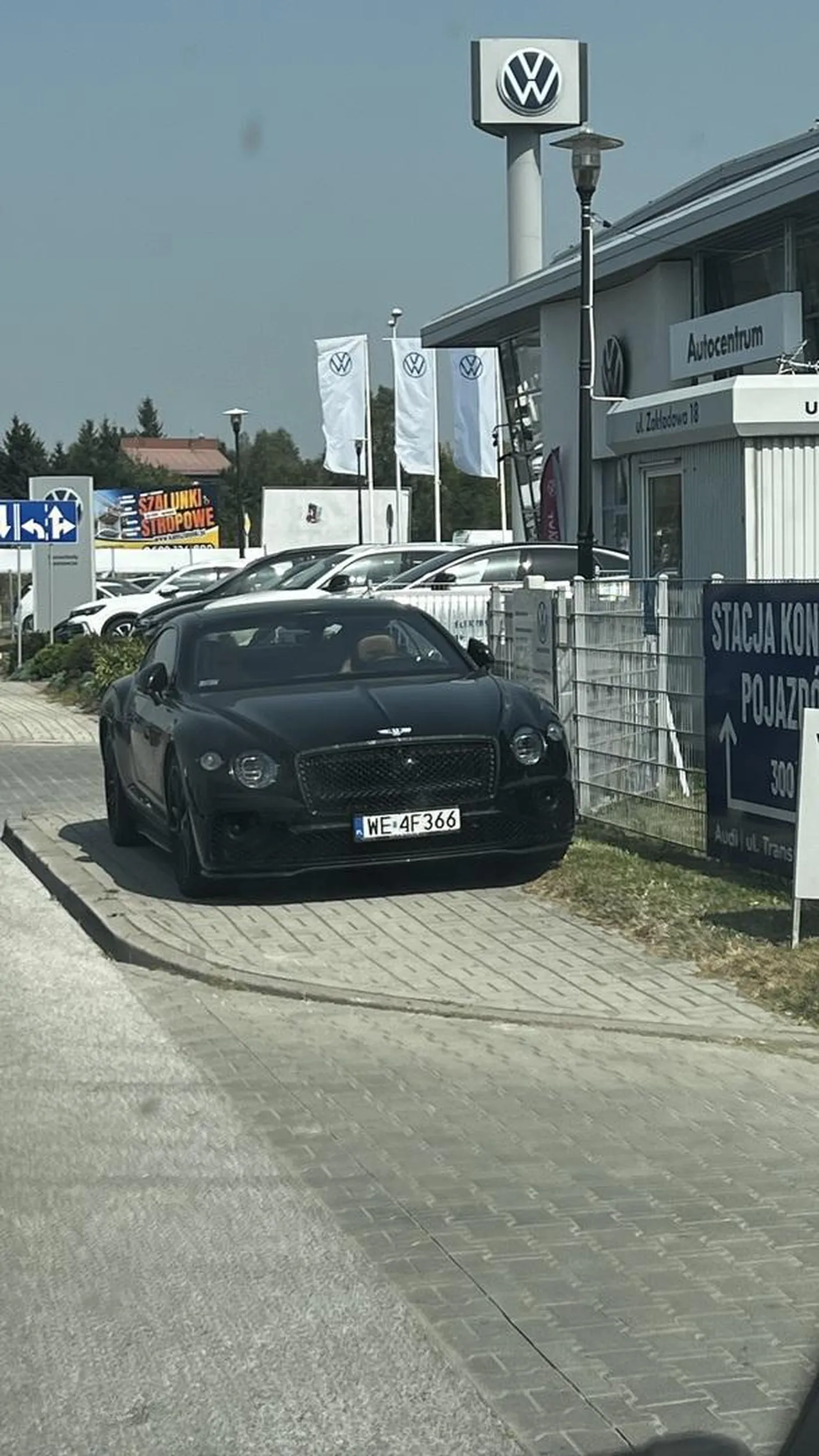 Najlepiej stanąć na chodniku, gratulacje dla niego