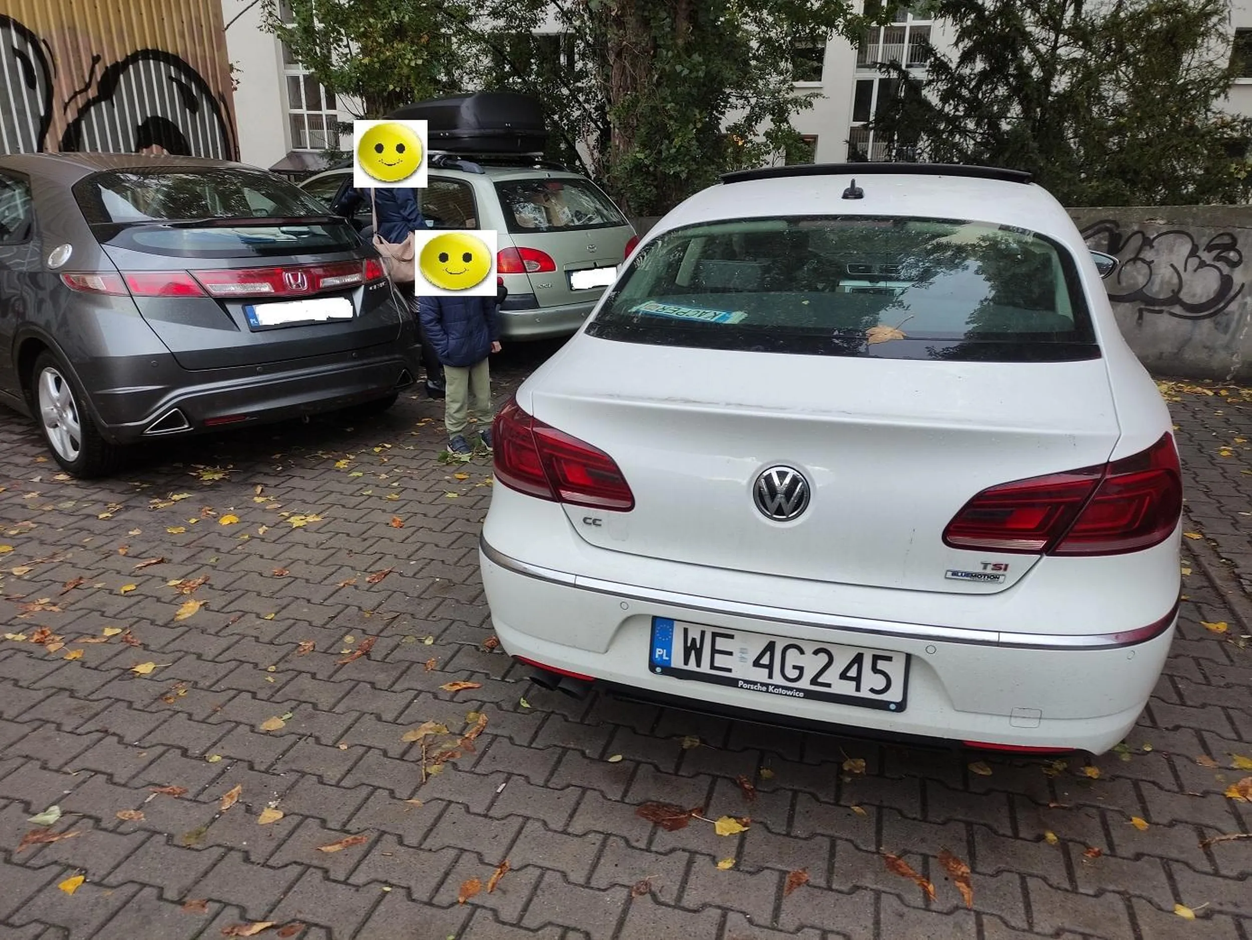 Parkuje w raki sposób że inni kierowcy nie mogą wyjechać. Tracą czas i nerwy na czekanie lub szukanie kierowcy z rejestracji WE 4G245 żeby odblokował ich i umożliwił wyjazd.