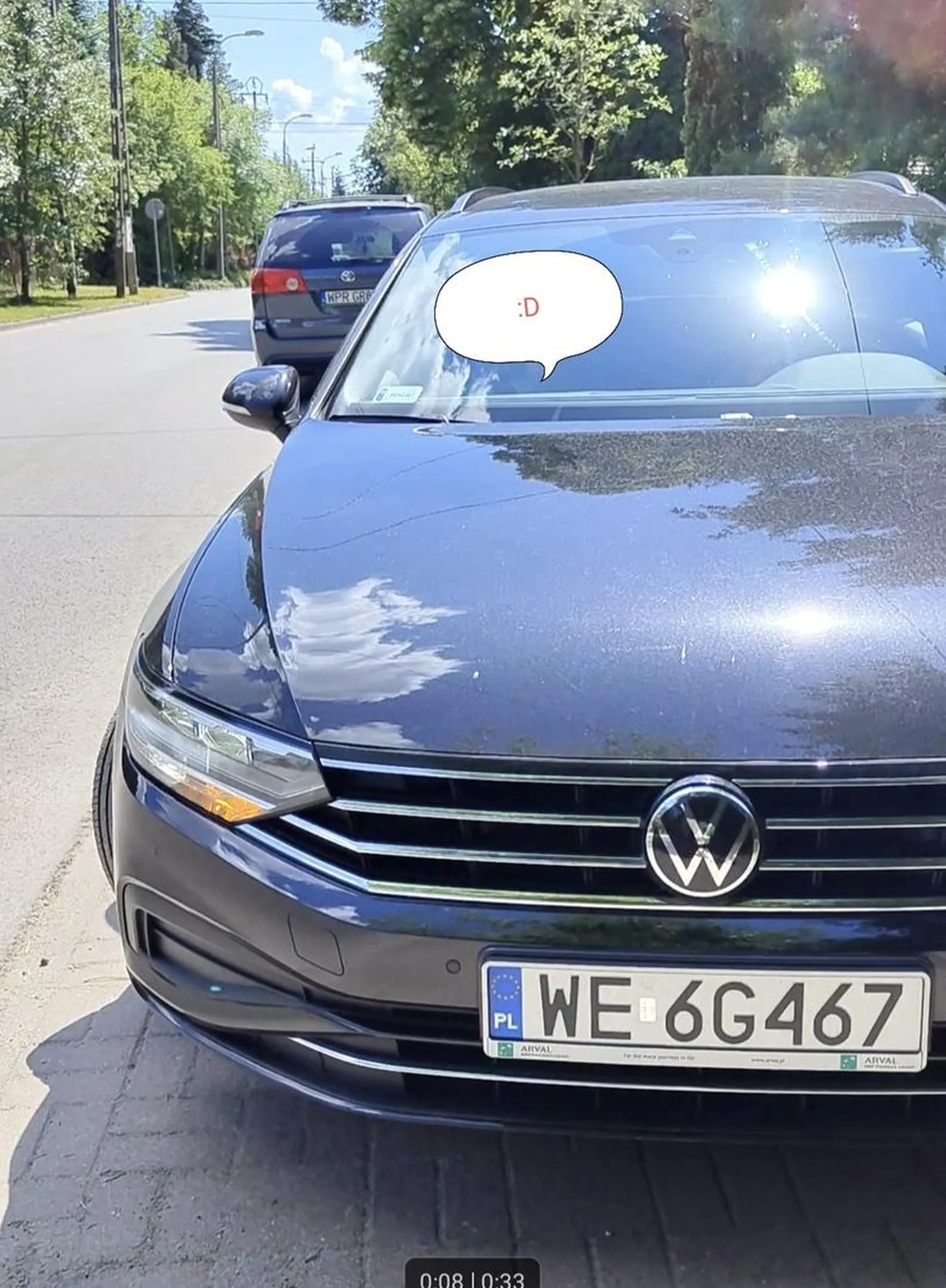 Zastawia chodnik a po zwroceniuuwagi się rzuca.