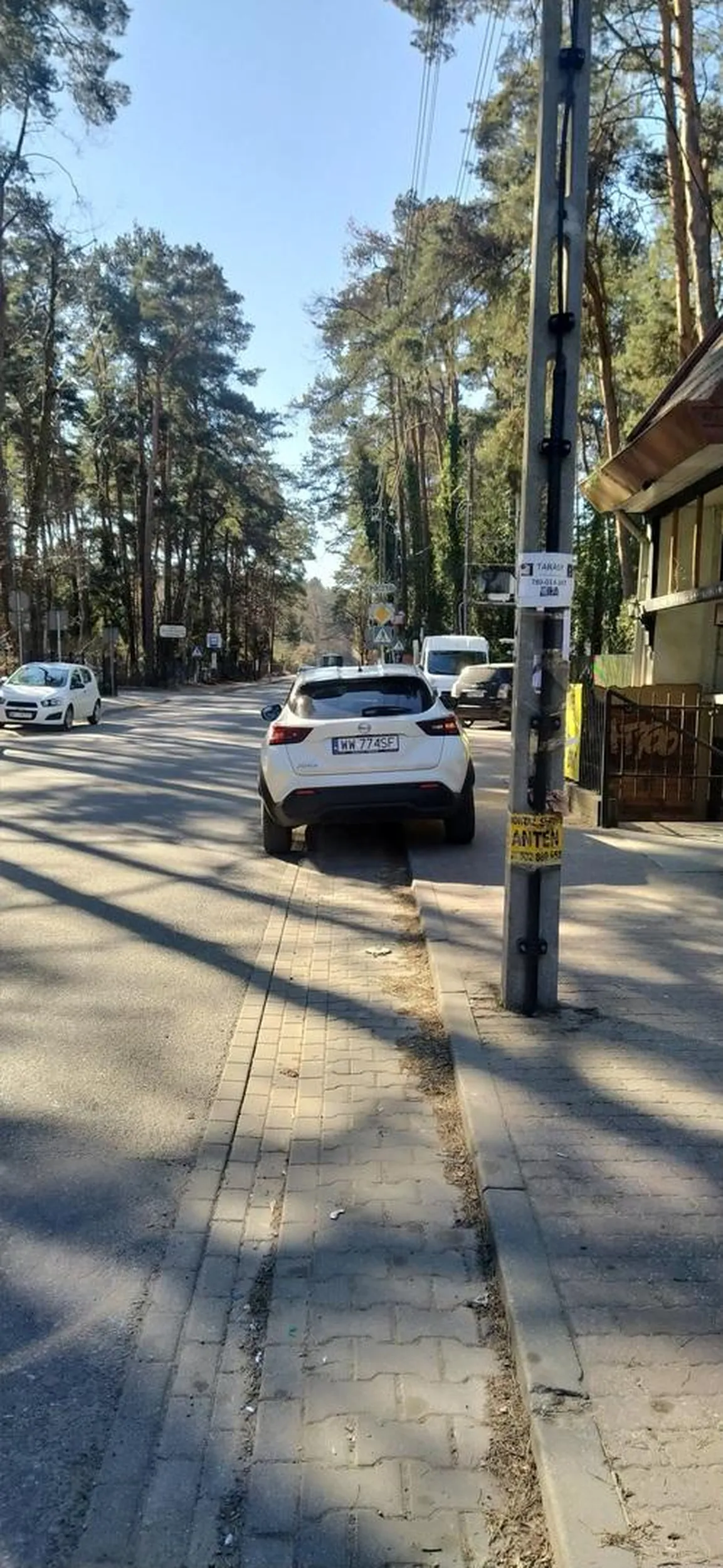 Osoba która poucza parkuje sama na zakazie więc widać jak zna przepisy.