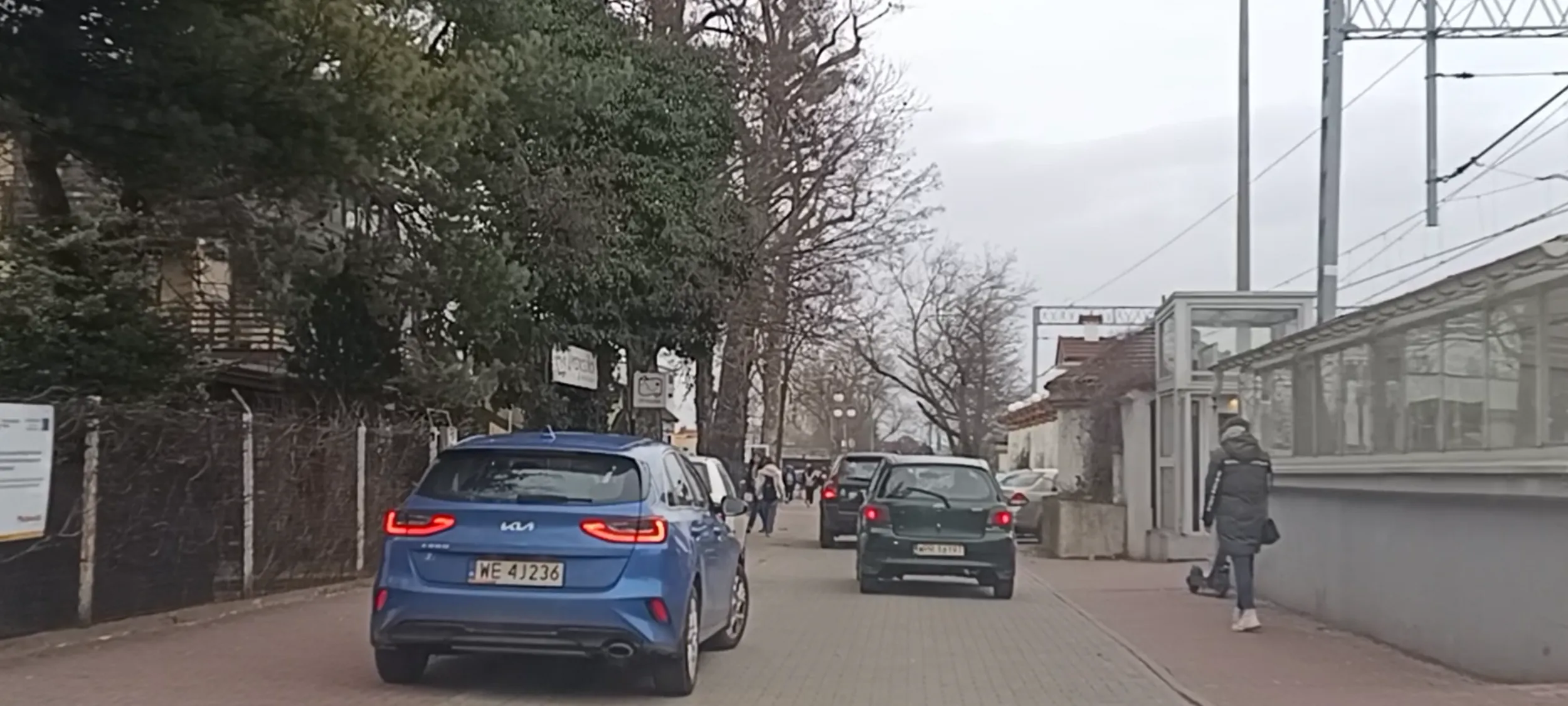 Zaparkował sobie na chodniku bez pozostawienia przejścia dla pieszych i na zakazie zatrzymywania się i postoju. Siadaj, Jasiu, znów pała!