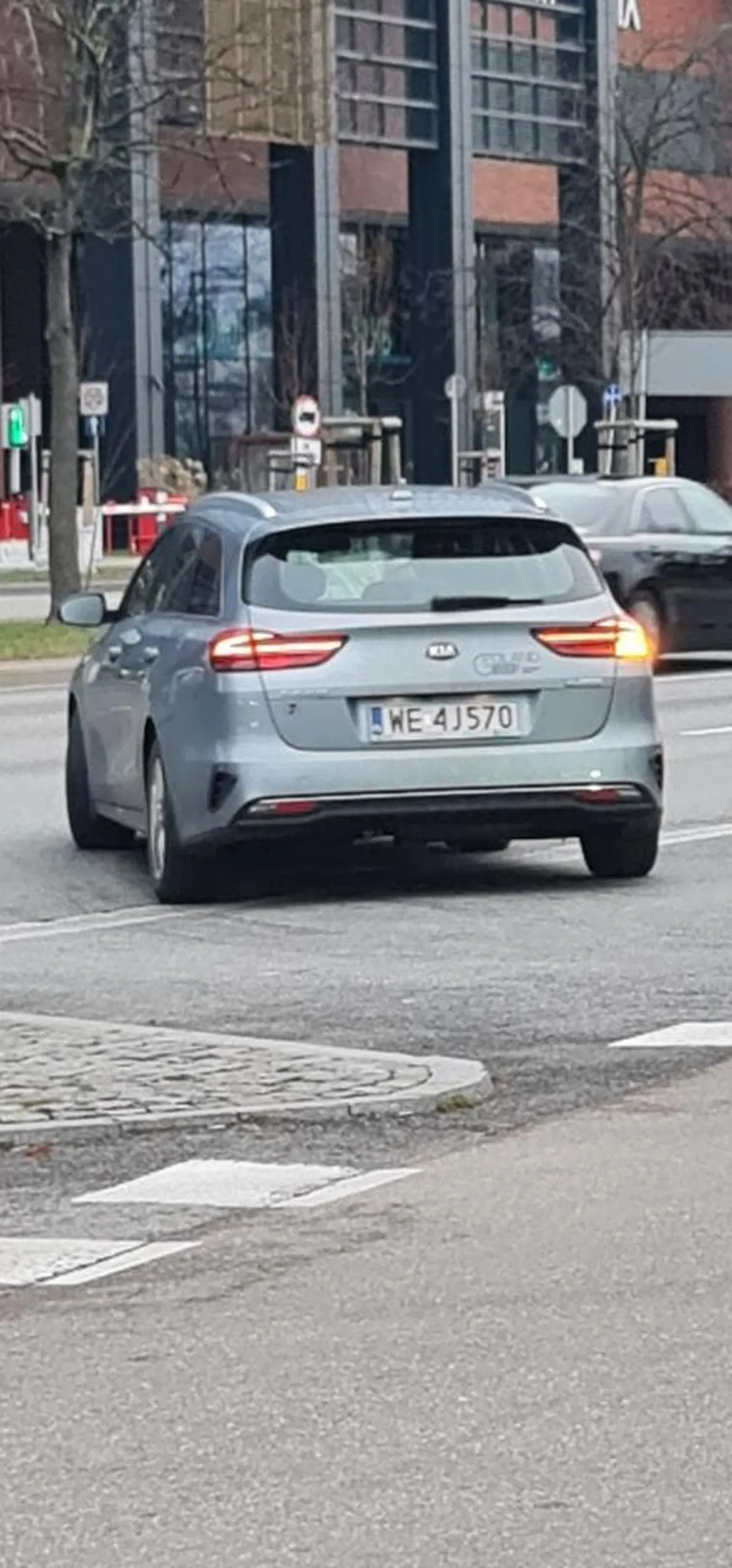 Kierowca postanowił, że zamiast przepuścić ludzi znajdujących się na przejściu, woli przyspieszyć. Musieliśmy podbiec żeby nas nie potrącił.