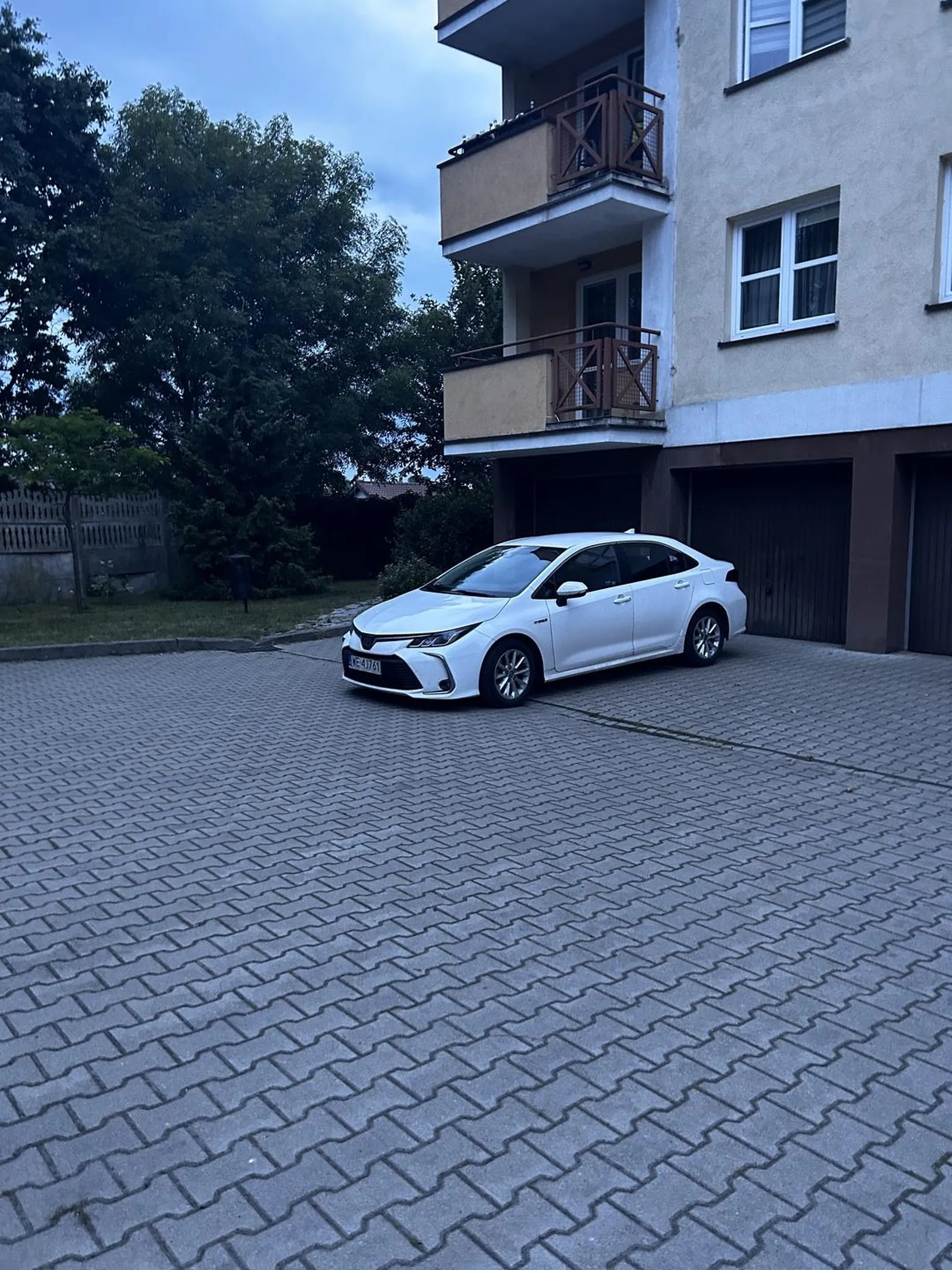 Szanowna Pani, Auto wzięte w leasing, nie zobowiązuje do bycia bezmózgiem bez intelektu i dobrych manier. Widzę również, że brak umiejętności cofania w aucie z kamerami 360 też stanowi problem. Miejsce do parkowania jest wyznaczone w określonym miejscu, a nie na środku drogi, gdzie ktoś próbuję wyjechać. Ps. Jeszcze raz machniesz do mnie łapskami to inaczej pogadamy.