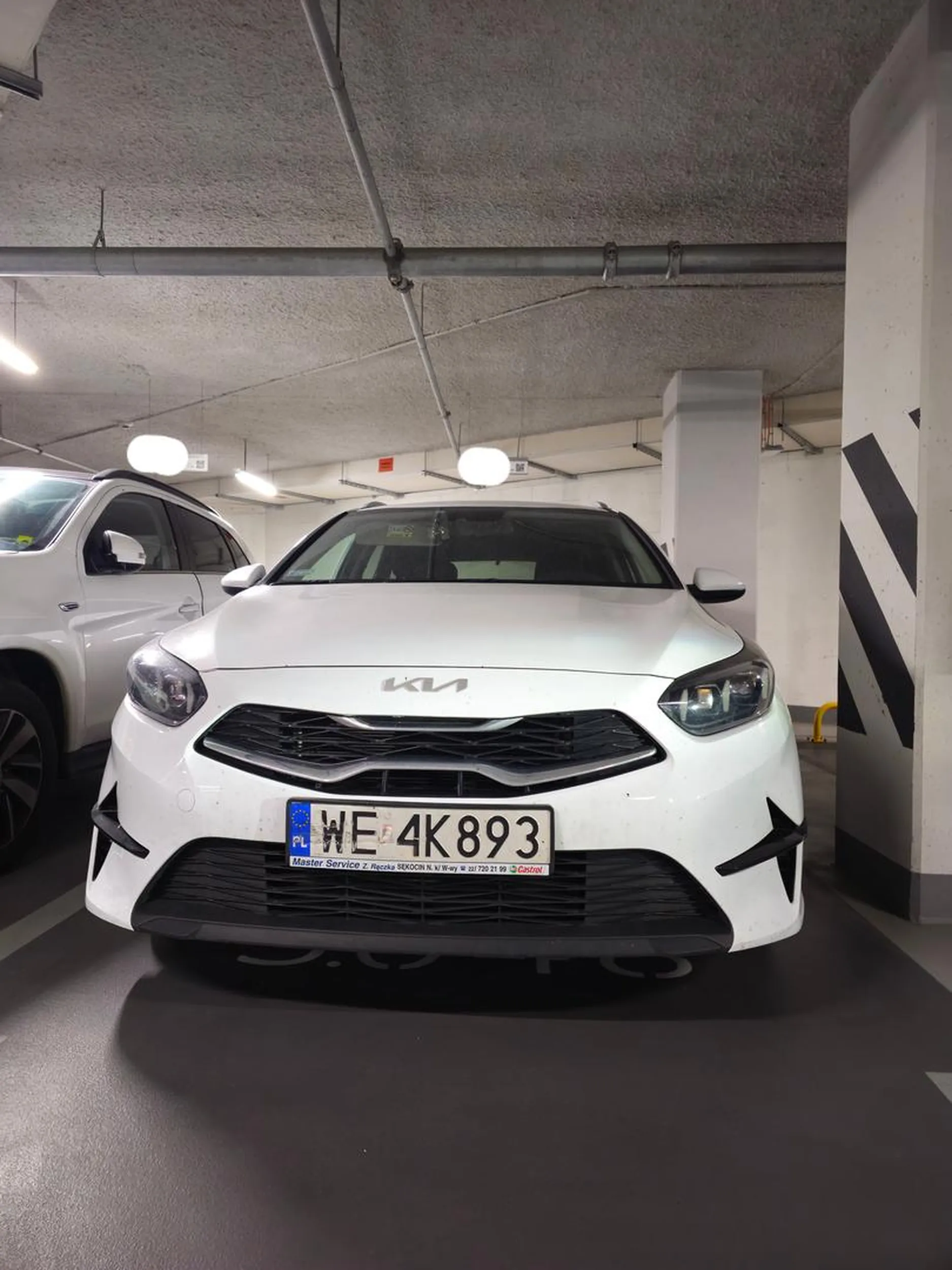 Na parkingu służbowym z rezerwowanymi wcześniej miejscami twardo staje nie na swoim miejscu.