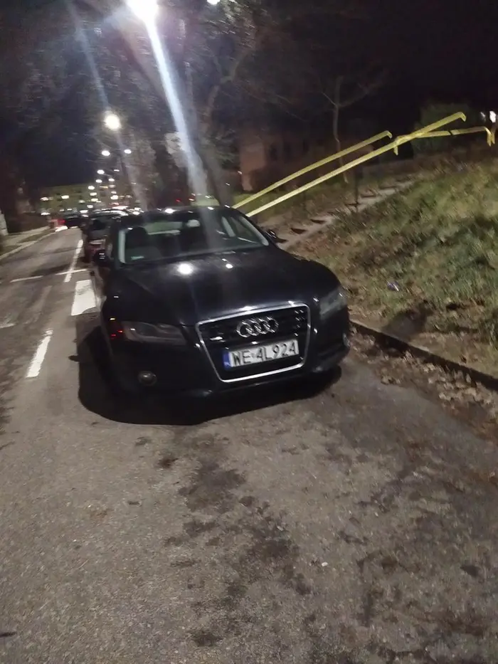 Naucz się parkować a nie zastawiać chodnik czy zasłaniać wyjazd. To nie jest twoja droga a w tym miejscu nie ma parkingu.