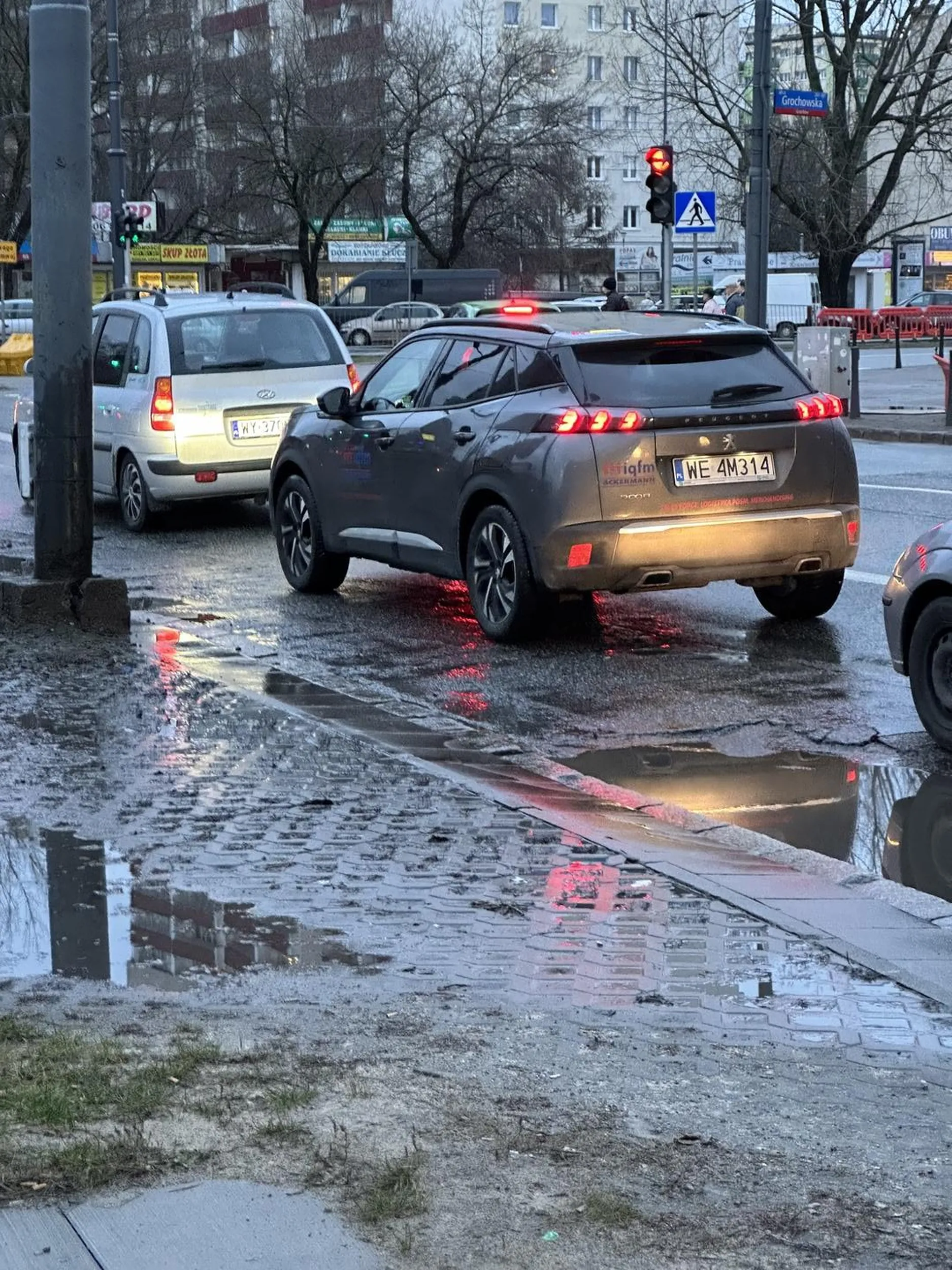 Kierowca, który nie zna znaczenia słowa KULTURA! Z ogromną prędkością, bez zachowania żadnych zasad bezpieczeństwa ruchu drogowego wjechał w kałuże i ochlapał pieszych na ruchliwym Rondzie Wiatraczna. Tak się spieszył, że i tak musiał zatrzymać się na czerwonym świetle. Może warto zapoznać się z przepisami kodeksu wykroczeń oraz kodeksu karnego bo na wychowanie jest już za późno.