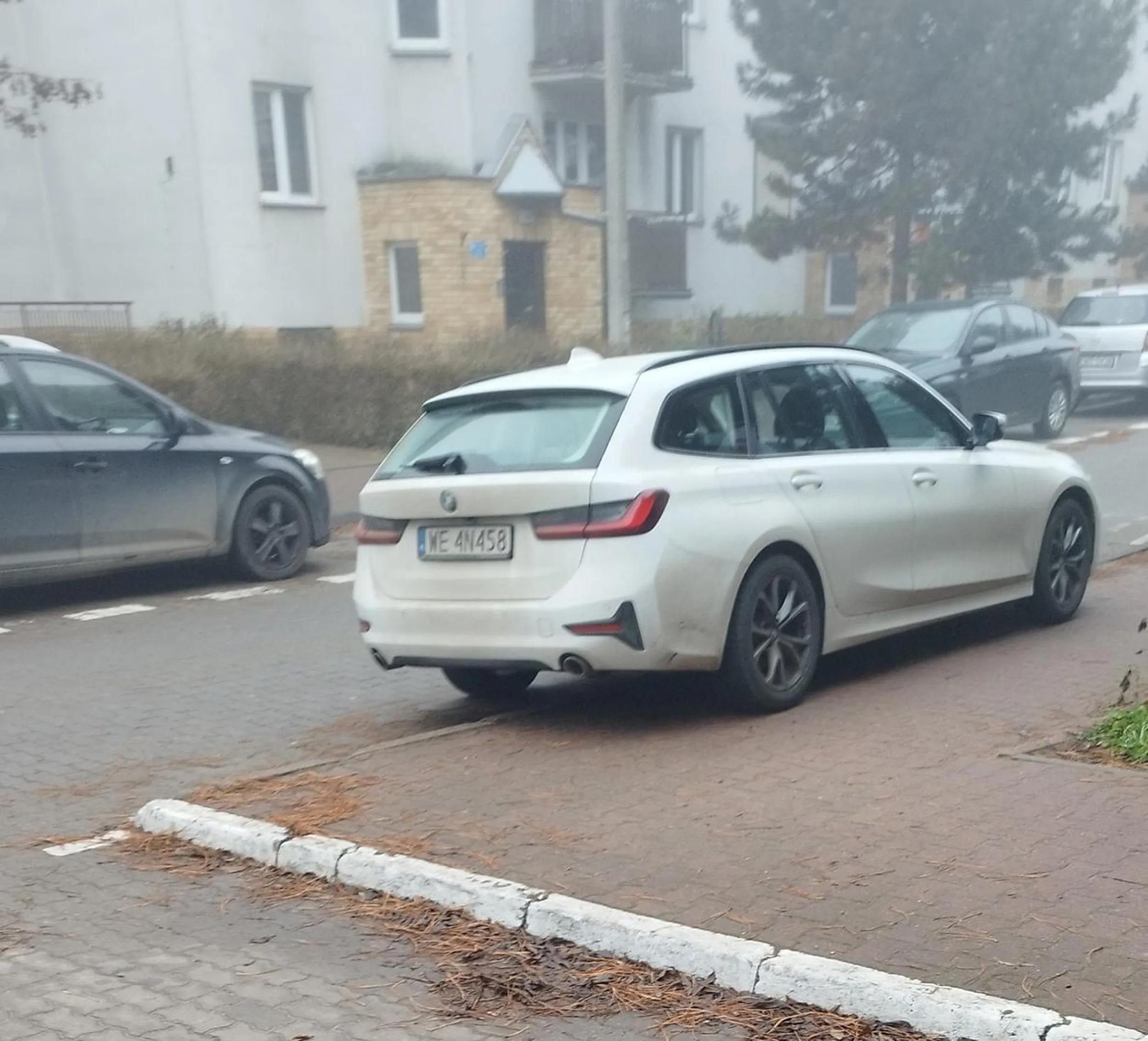 Dla tego kierowcy parkowanie w wyznaczonych miejscach jest zbyt duzym wyzwaniem intelektualnym