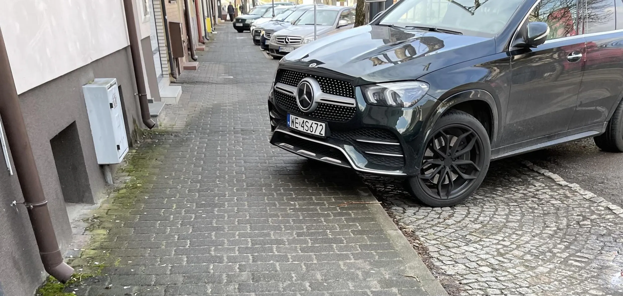 SUV na chodniczku musi być