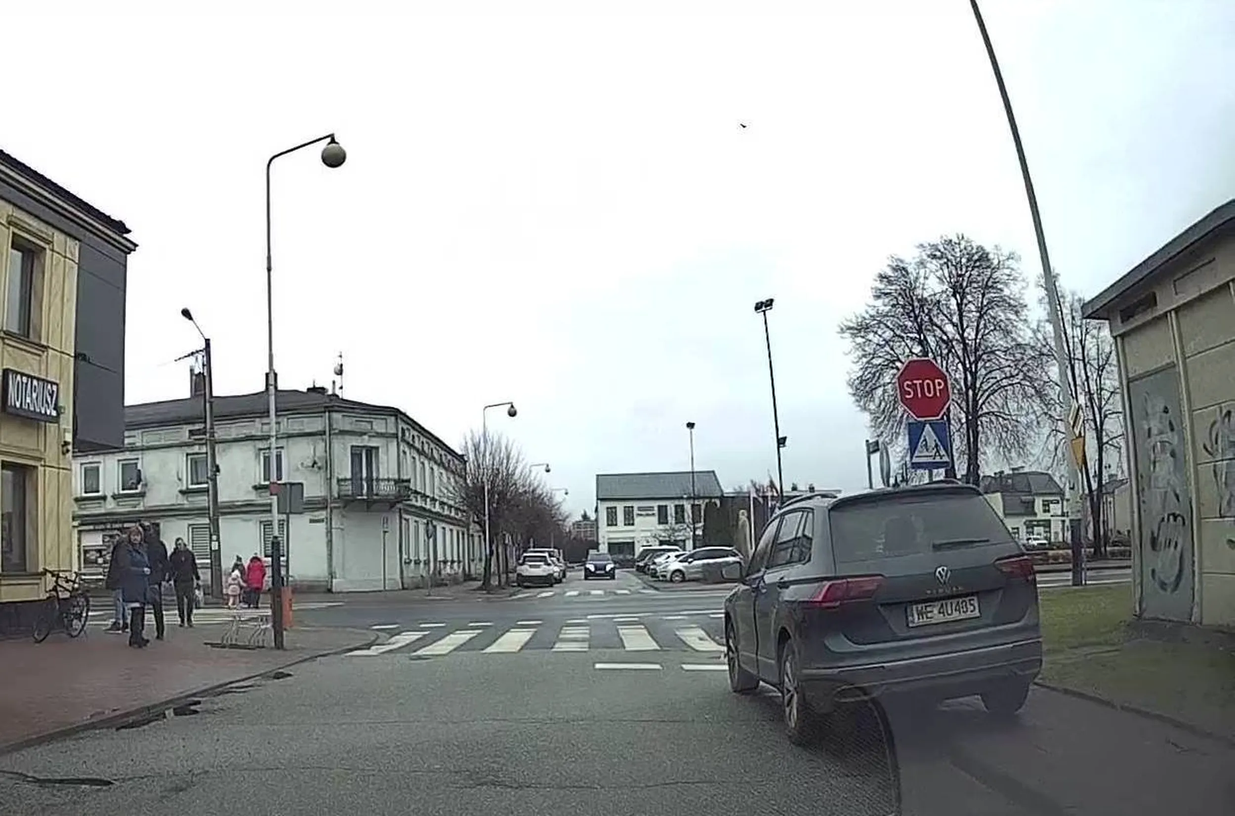 Idealne miejsce do zaparkowania. Przed przejściem dla pieszych + zastawiony chodnik.