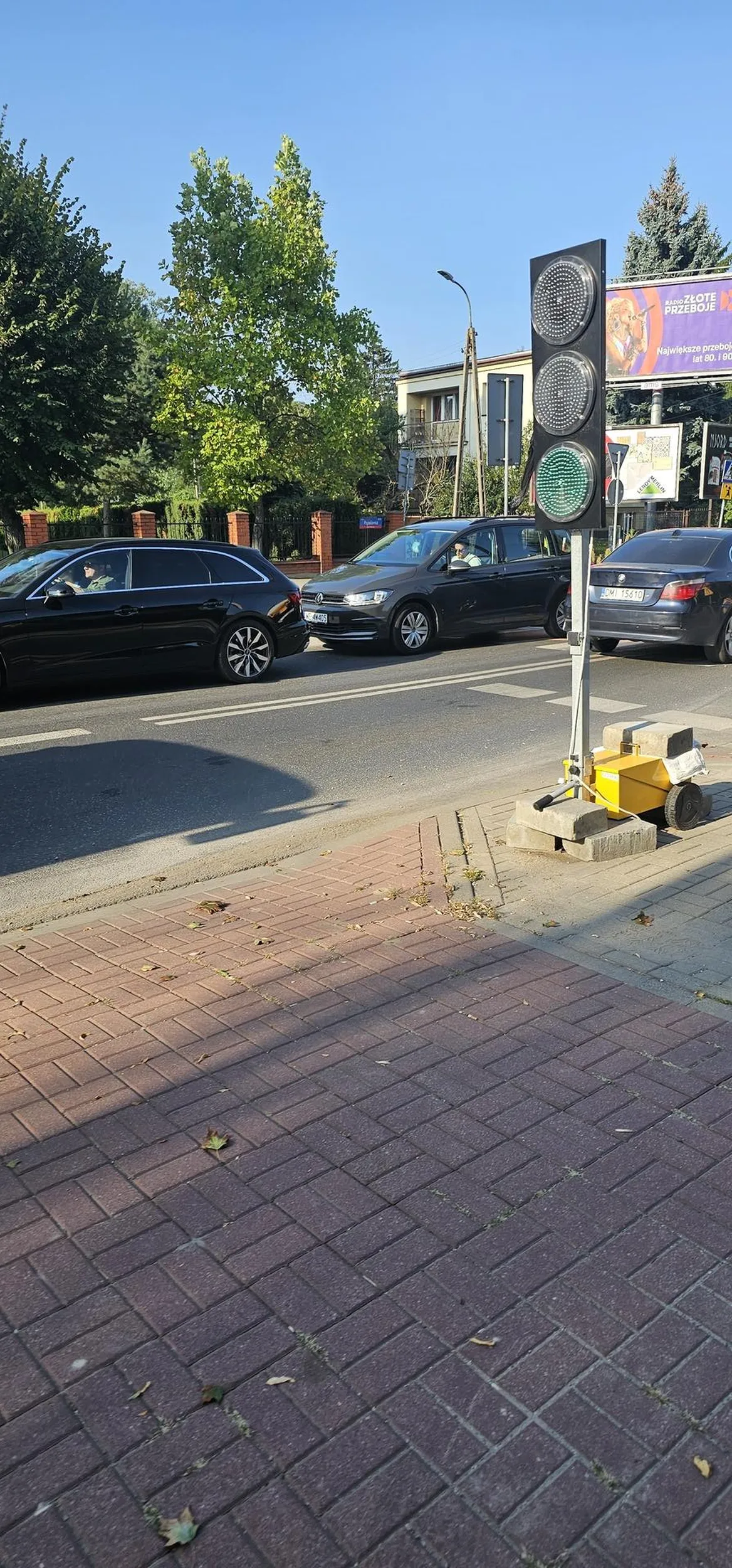 Ładnie się to jedzie, ul. Popularna Warszawa. Skręt w lewo pod zakaz oraz na czerwonym świetle. I się blokuje auta które z naprzeciwka jadą prawidłowo na zielonym.