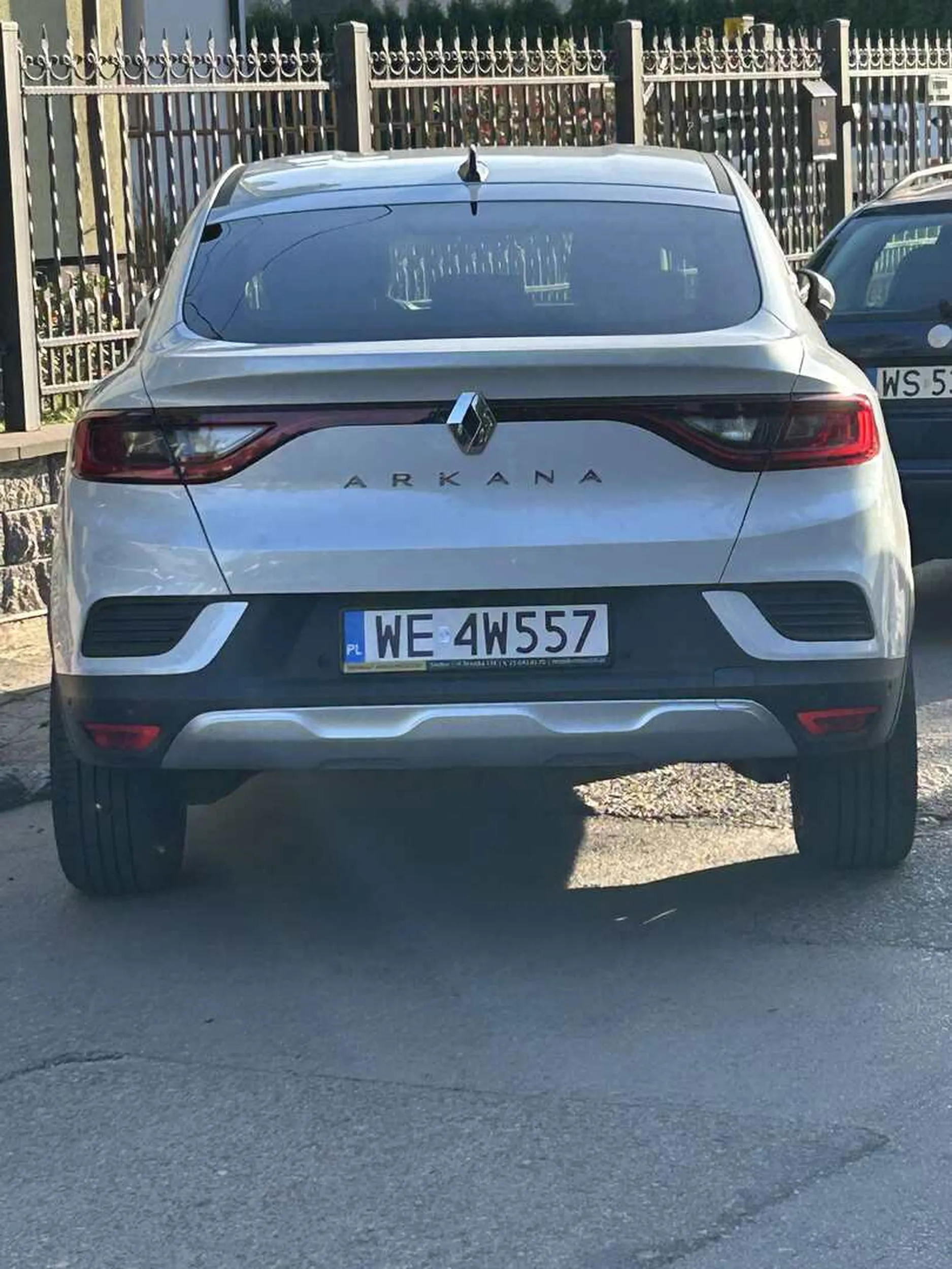 Świetne parkowanie pod szkołą w   wykonaniu tego kierowcy  (50 metrów dalej jest duży bezpłatny parking)