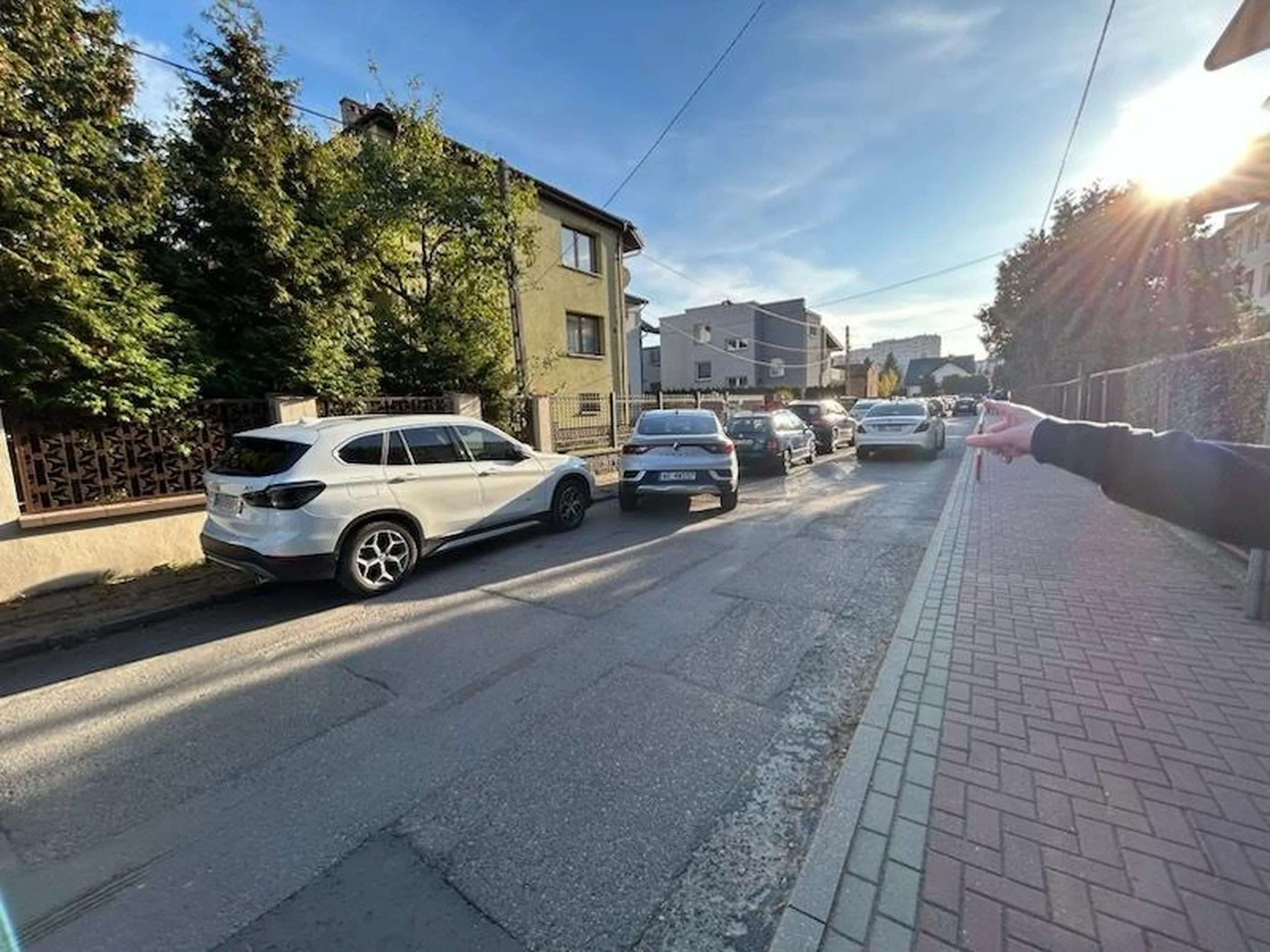 Świetne parkowanie pod szkołą w   wykonaniu tego kierowcy  (50 metrów dalej jest duży bezpłatny parking)