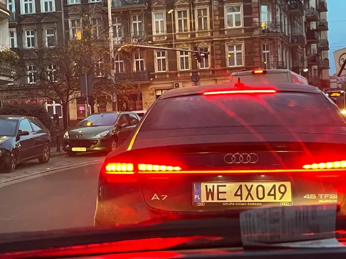 Pani, któż to pani dał taki wóz to jeszcze niech mózg dołoży bo wyobraźni brak