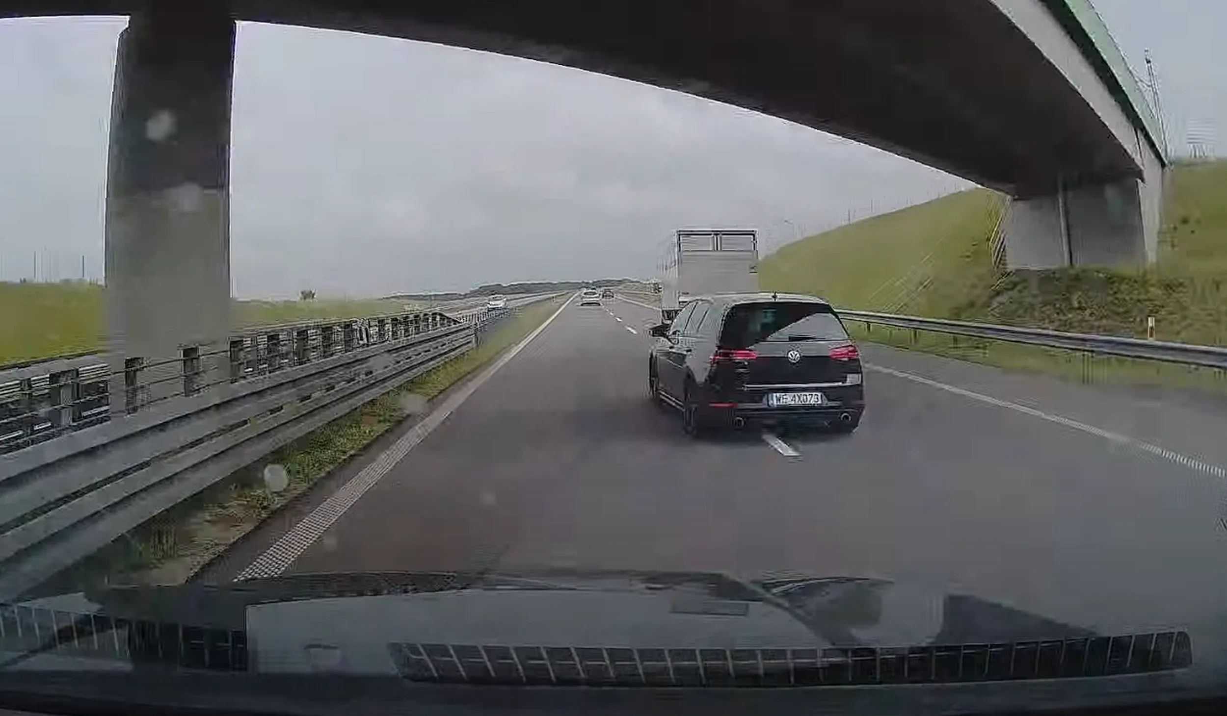 Na drodze do 120 km/h jedzie z 150-160, murga światłami, żeby mu zjechać, a później wyprzedza z prawej.