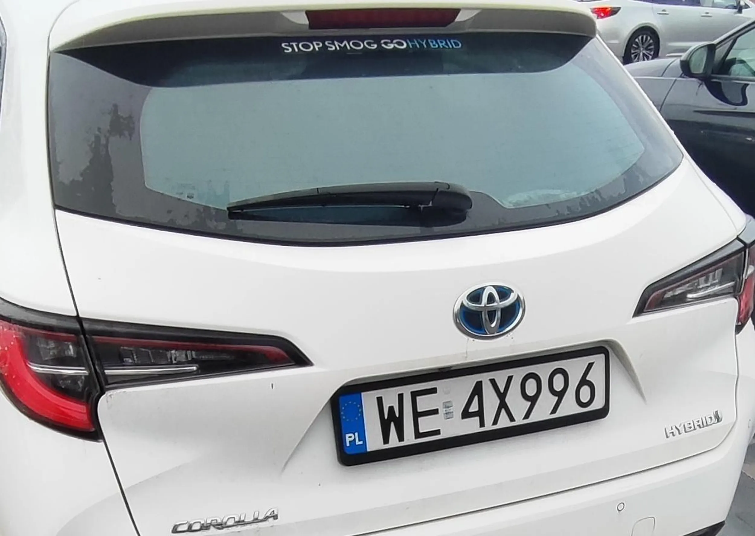 Nie umie zmieścić się w liniach na parkingu popularnego marketu