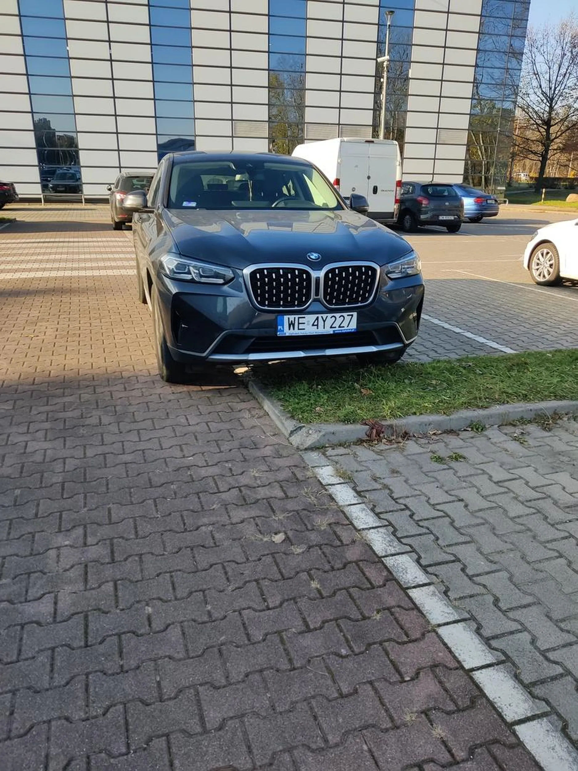 Patrzcie plebsy, mam drogą furę, to nie muszę stawać równo jak pozostałe pachoły na parkingu. Ha! Jestem królem szos i parkowania!