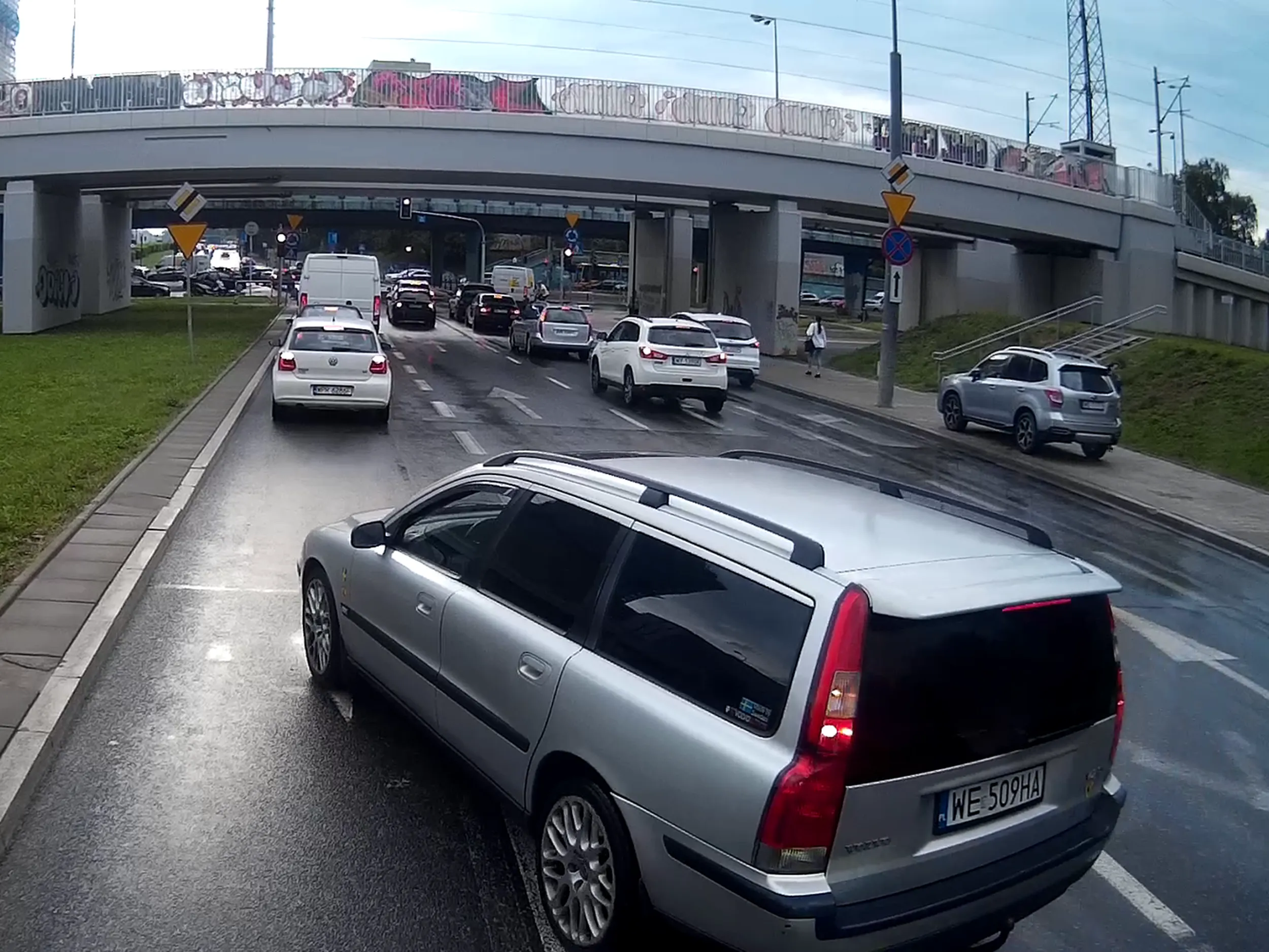 Nie polecam buraka. Nie chce mu się stać w korku do lewoskrętu, więc chamsko wpycha się prawie doprowadzając do kolizji